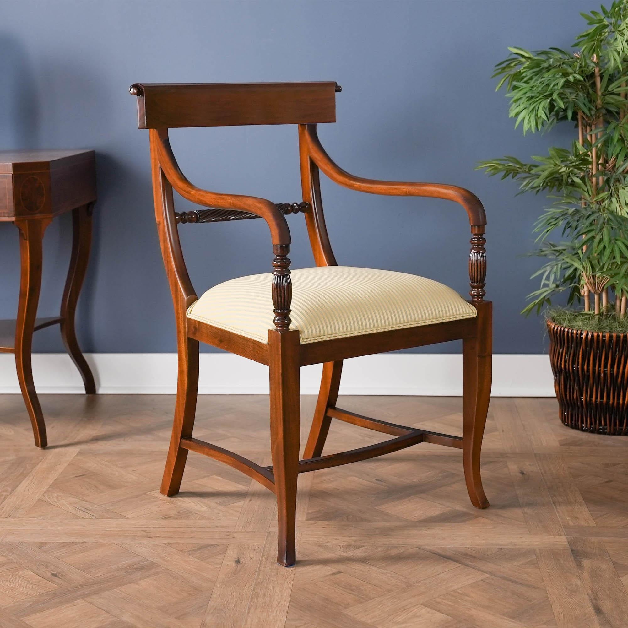 Il set di 10 sedie in stile federale con schienale a torsione è composto da 2 poltrone e 8 sedie laterali. Tutte le sedie Twist Back sono intagliate a mano in mogano massiccio di grande qualità, coltivato in piantagione. Il coronamento ad arco