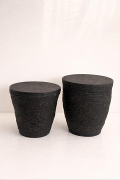 Coppia di sgabelli scultura di Kalou Dubus, gres nero, serie Twist