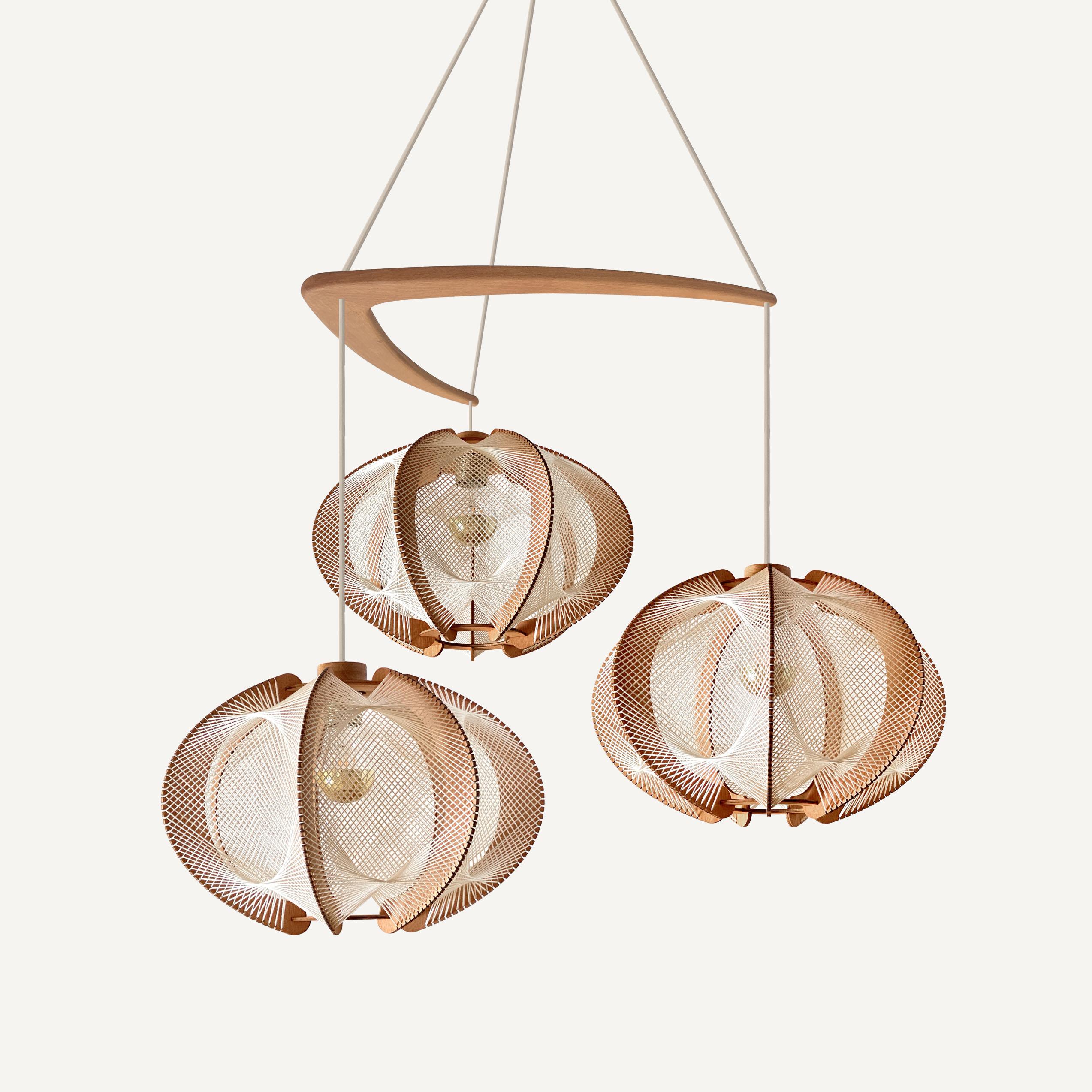 Lampadario Twist Croisé Echino di LAFABLIGHT
Dimensioni: D. A. 87 x H. 125 cm
Materiali: Struttura in Wood intrecciata con cotone ecru, cavo tessile con rosetta in metallo/legno.

LAFABLIGHT nasce dall'incontro di due appassionati di design con