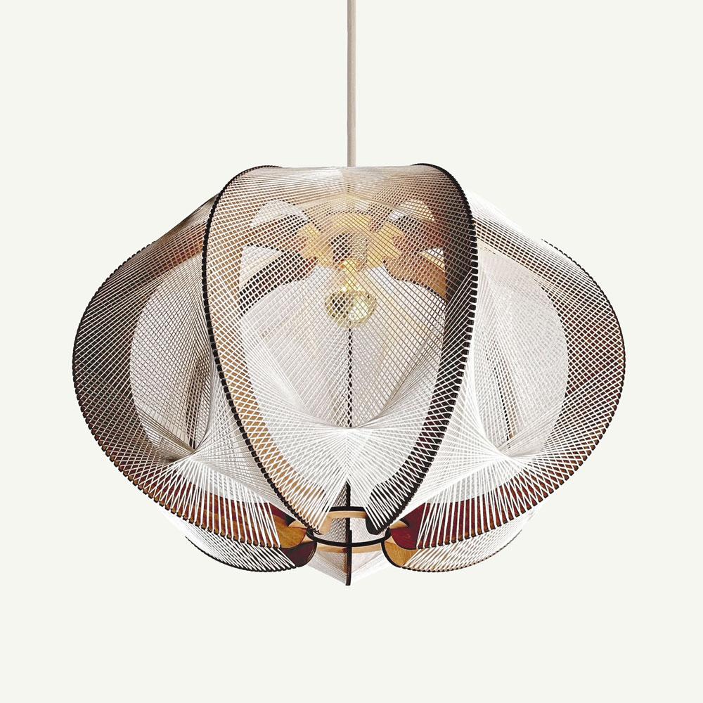 Lampada a sospensione Twist Croisé Echino di LAFABLIGHT
Dimensioni: D 60 x H 40 cm
Materiali: Struttura in Wood intrecciata con cotone ecru, cavo tessile con rosetta in metallo/legno.

LAFABLIGHT nasce dall'incontro di due appassionati di design con
