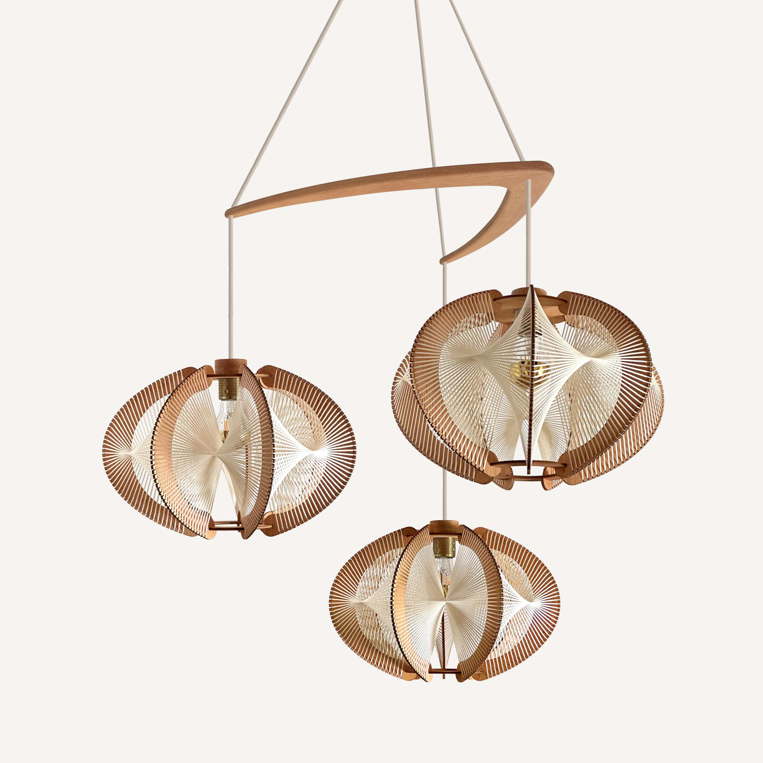 Lampadario Twist Echino di LAFABLIGHT
Dimensioni: D. A. 87 x H. 125 cm
Materiali: Struttura in Wood intrecciata con cotone ecru, cavo tessile con rosetta in metallo/legno.

LAFABLIGHT nasce dall'incontro di due appassionati di design con valori