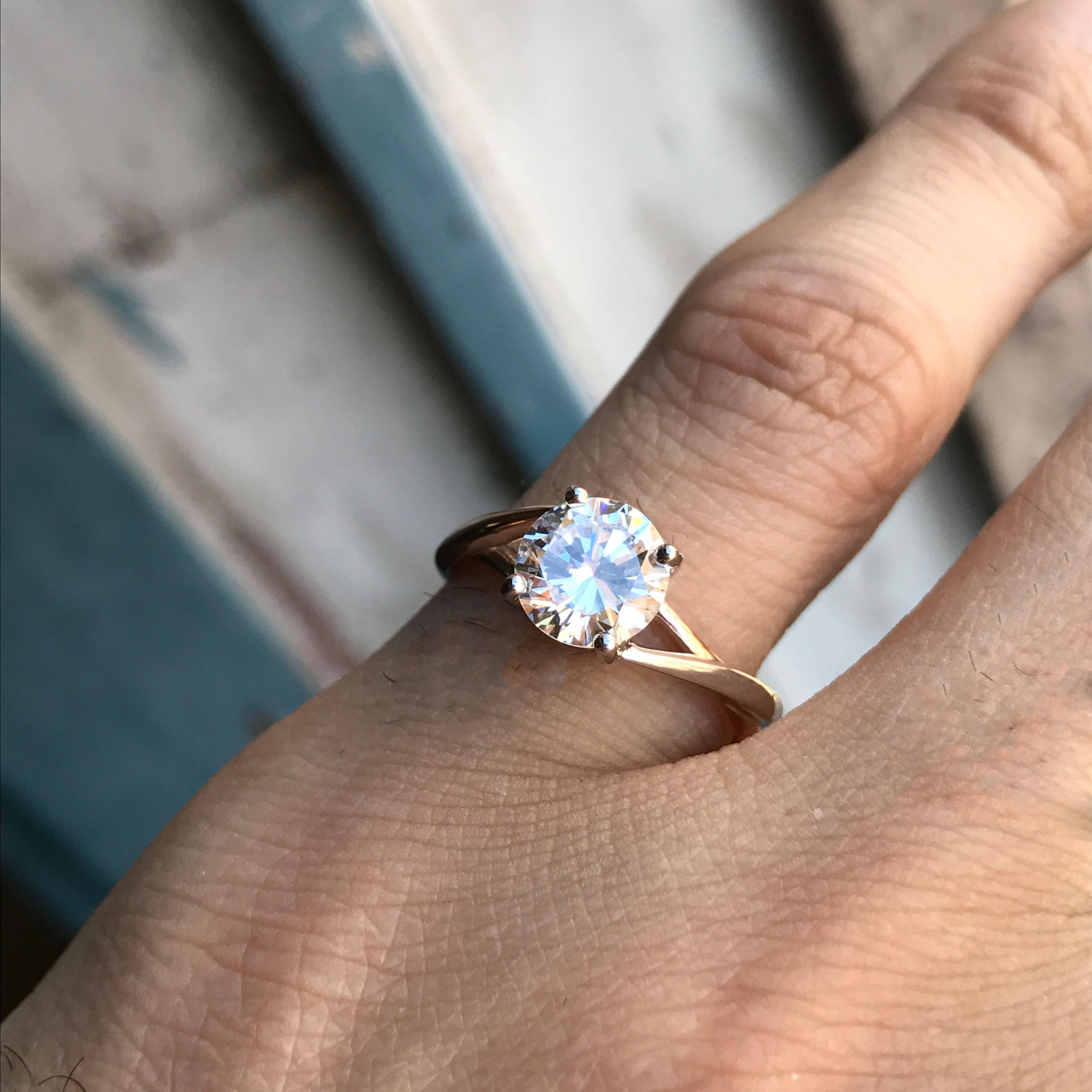 Kann auf jede Fingergröße angepasst werden, der Ring wird auf Bestellung gefertigt und benötigt ca. 3-6  Geschäftswochen.
Der angegebene Preis ist für den Diamanten mit dem Ring in Ihrer Größe, wenn Sie Ihren eigenen Diamanten oder einen anderen
