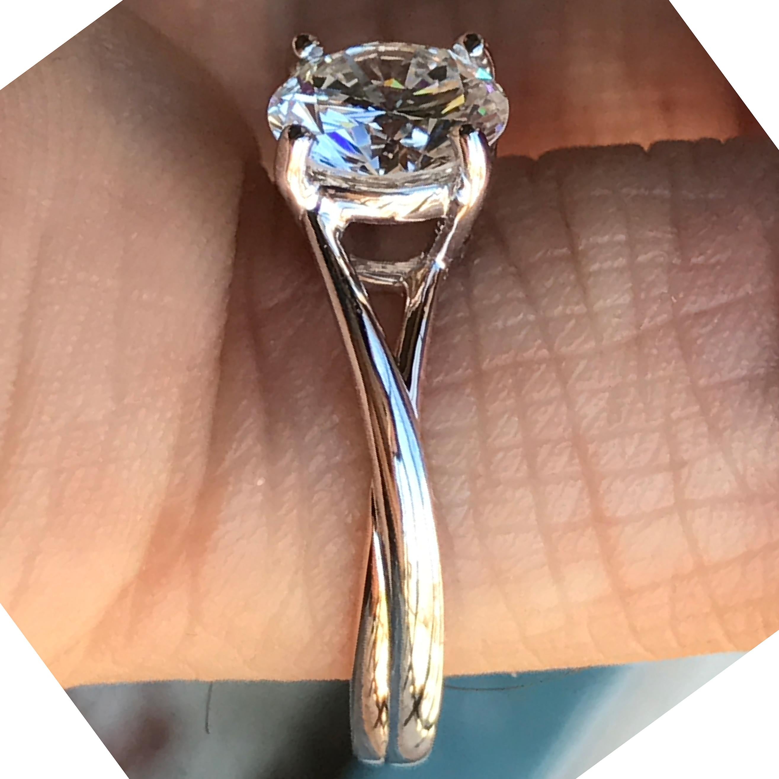 Twist Verlobungsring, runder Diamant in der Mitte, aus 18 Karat Gold AS008-0300001 (Rundschliff) im Angebot