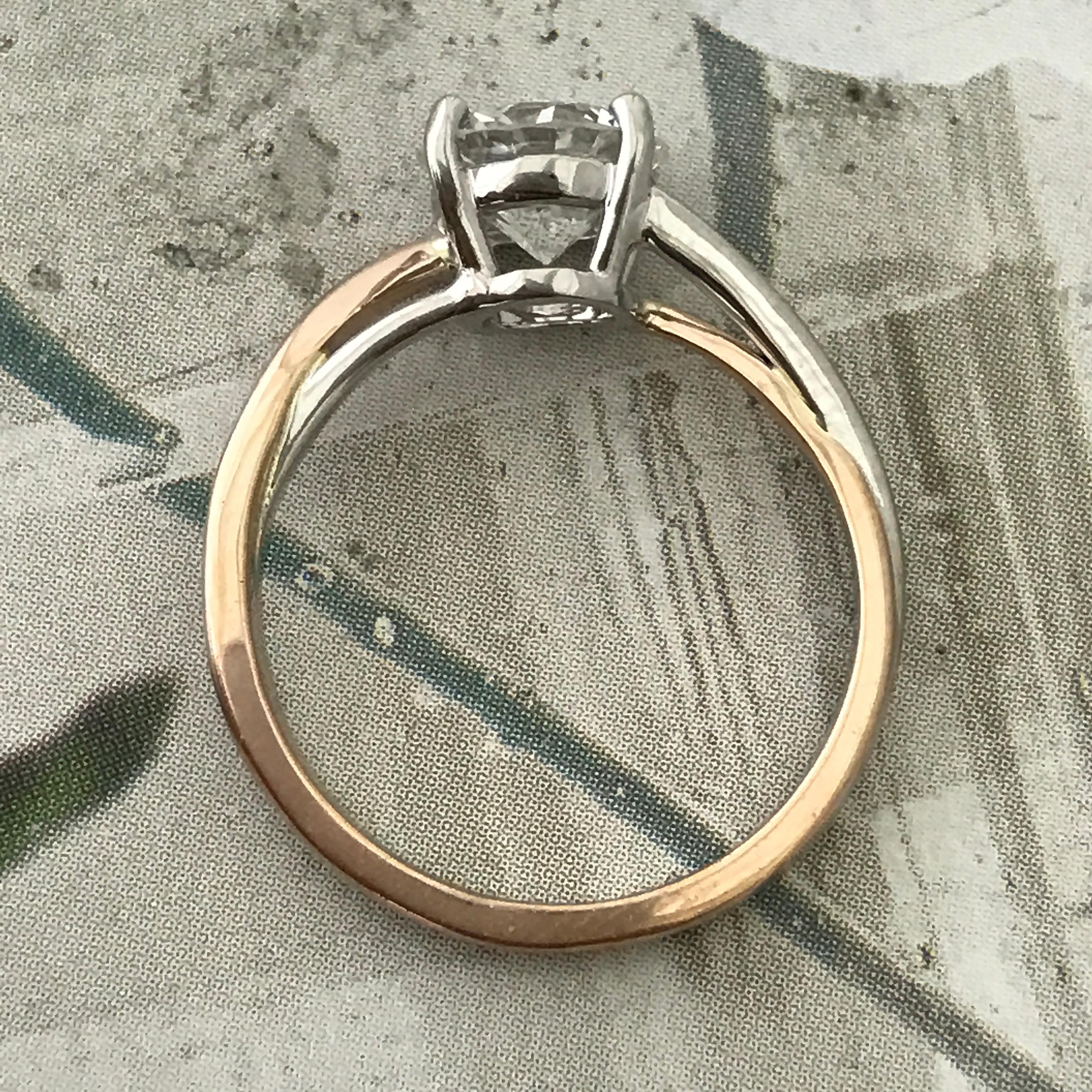 Twist Verlobungsring, runder Diamant in der Mitte, aus 18 Karat Gold AS008-0300001 im Zustand „Neu“ im Angebot in West Hollywood, CA