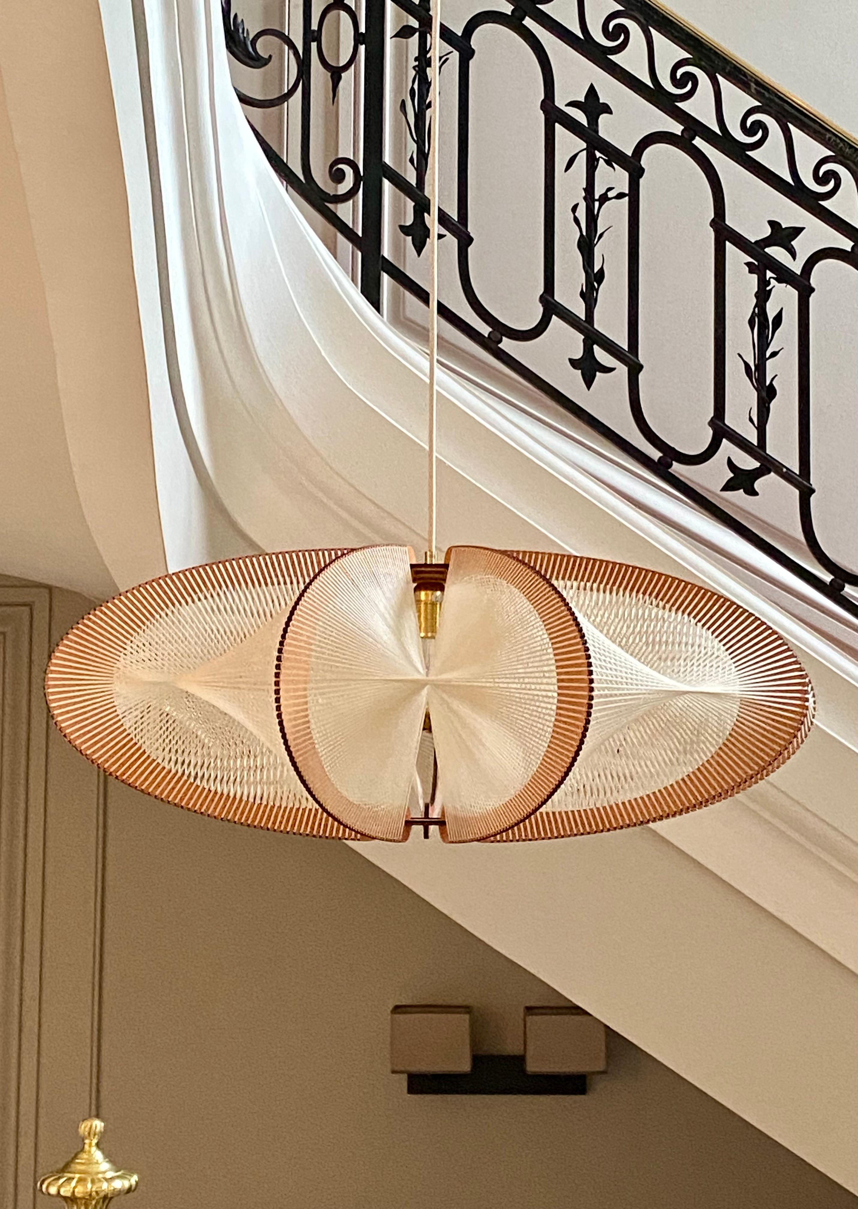 Lampada a sospensione Twist Etiola di LAFABLIGHT
Dimensioni: D. A. 80 x H. 30 cm
Materiali: Struttura in Wood intrecciata con cotone ecru, cavo tessile con rosetta in metallo/legno.

LAFABLIGHT nasce dall'incontro di due appassionati di design con