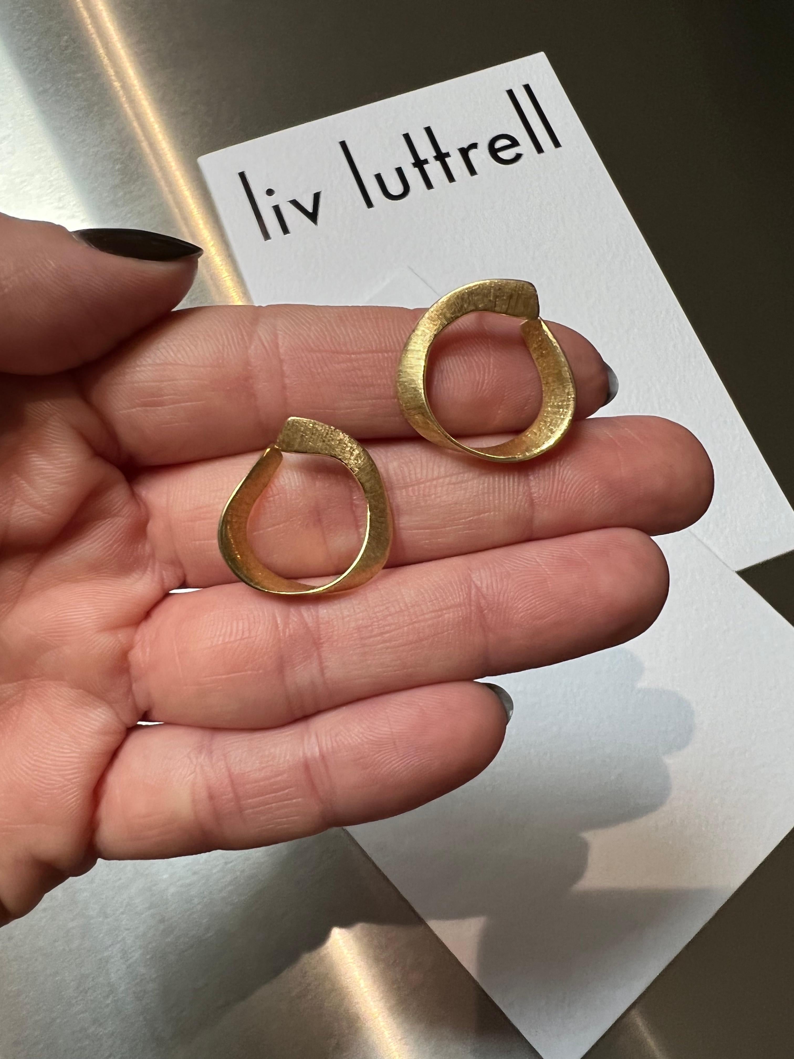 Contemporary TWIST HOOP EARRINGS  Yellow gold with silk engraving by Liv Luttrell For Sale