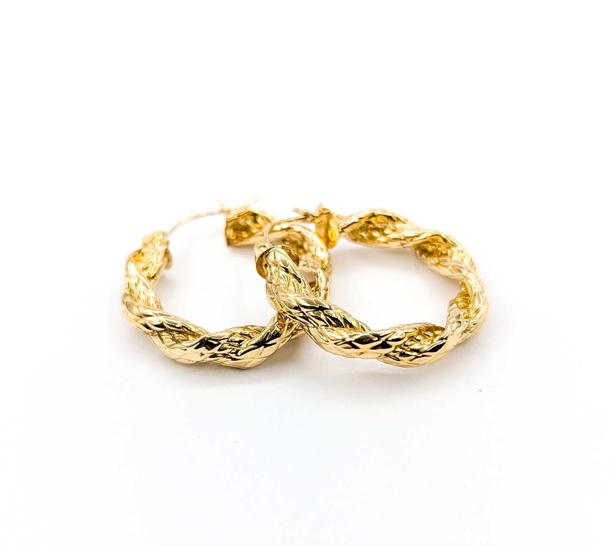 Orecchini a cerchio Twist in oro giallo 14 carati In condizioni ottime in vendita a Bloomington, MN
