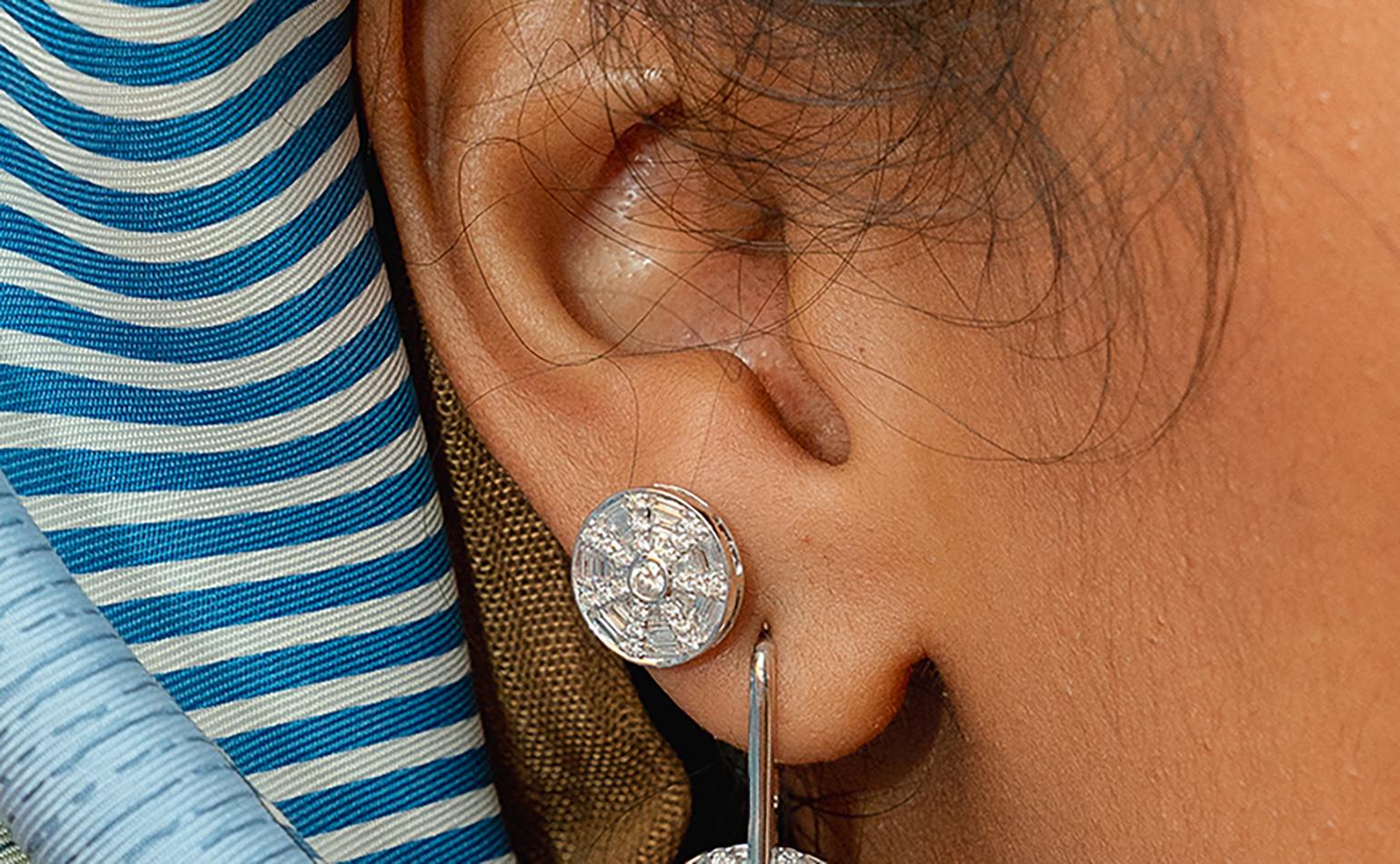 Twist Kaleidoscope Diamond Stud Earrings in 18K White Gold In condizioni Nuovo in vendita a Bangkok, 10