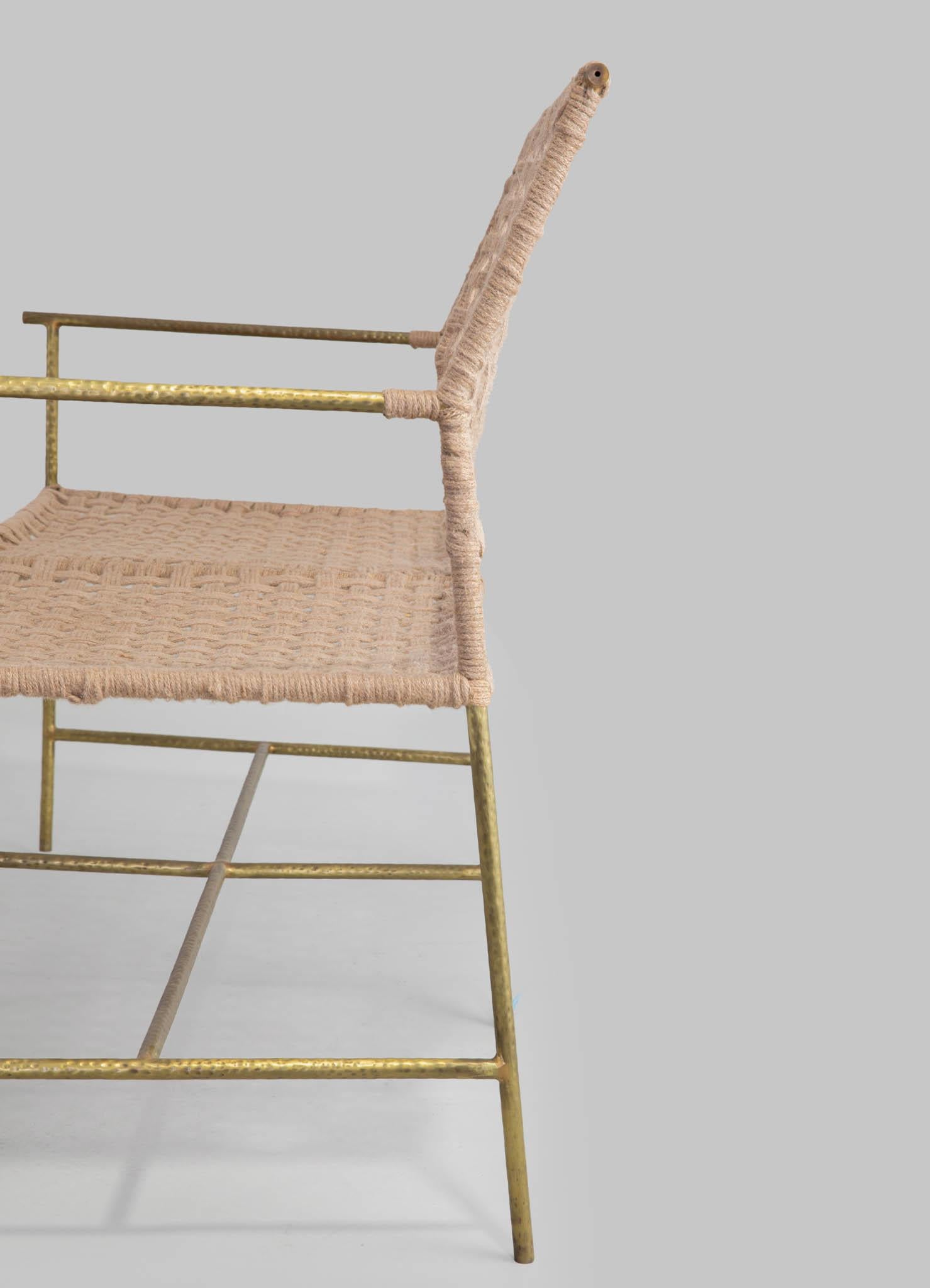 XXI secolo e contemporaneo Panchina Twist & Knot in corda con gambe in ottone, Viya di Vikram Goyal in vendita