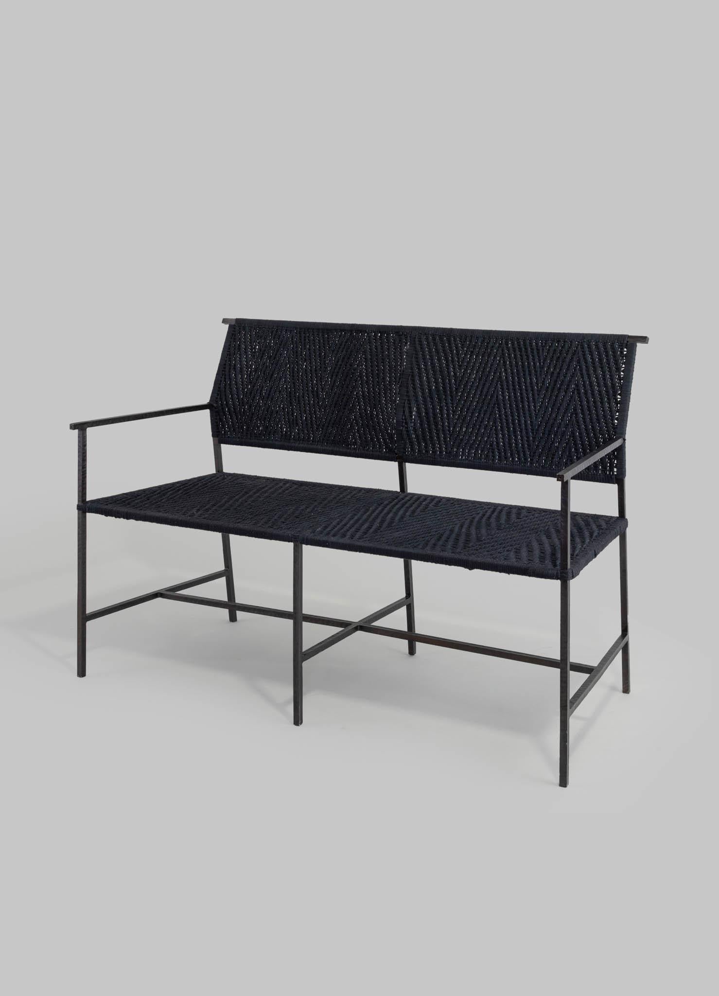 Indiano Panchina nera Twist & Knot in corda con gambe in ottone, Viya di Vikram Goyal in vendita