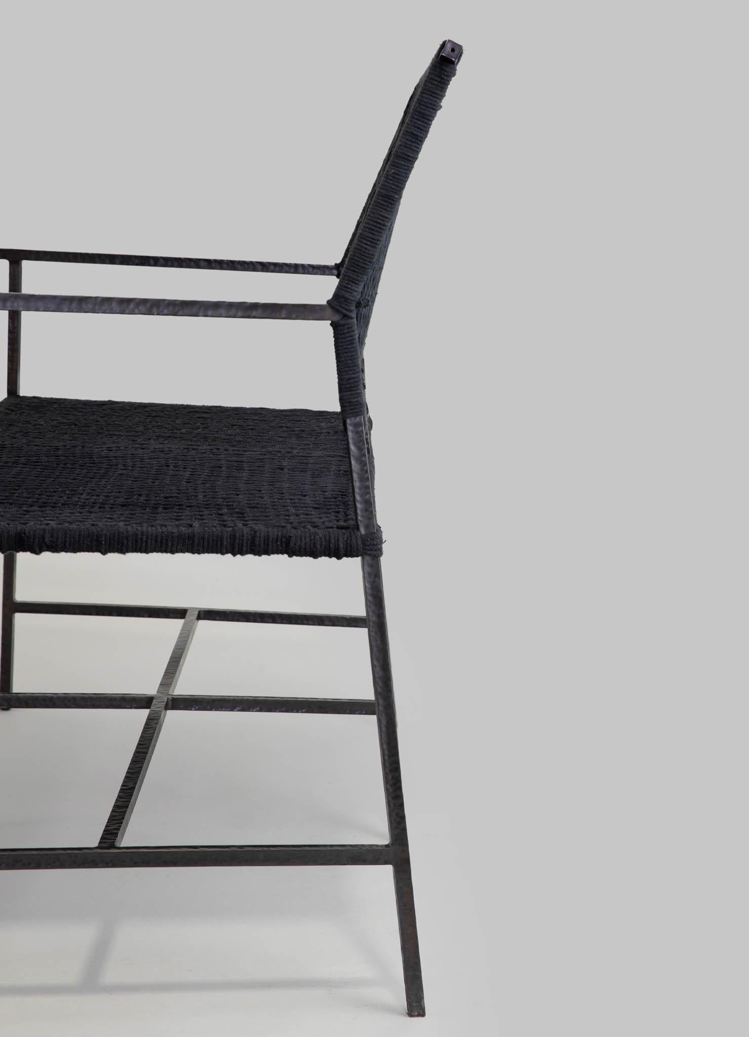 XXI secolo e contemporaneo Panchina nera Twist & Knot in corda con gambe in ottone, Viya di Vikram Goyal in vendita