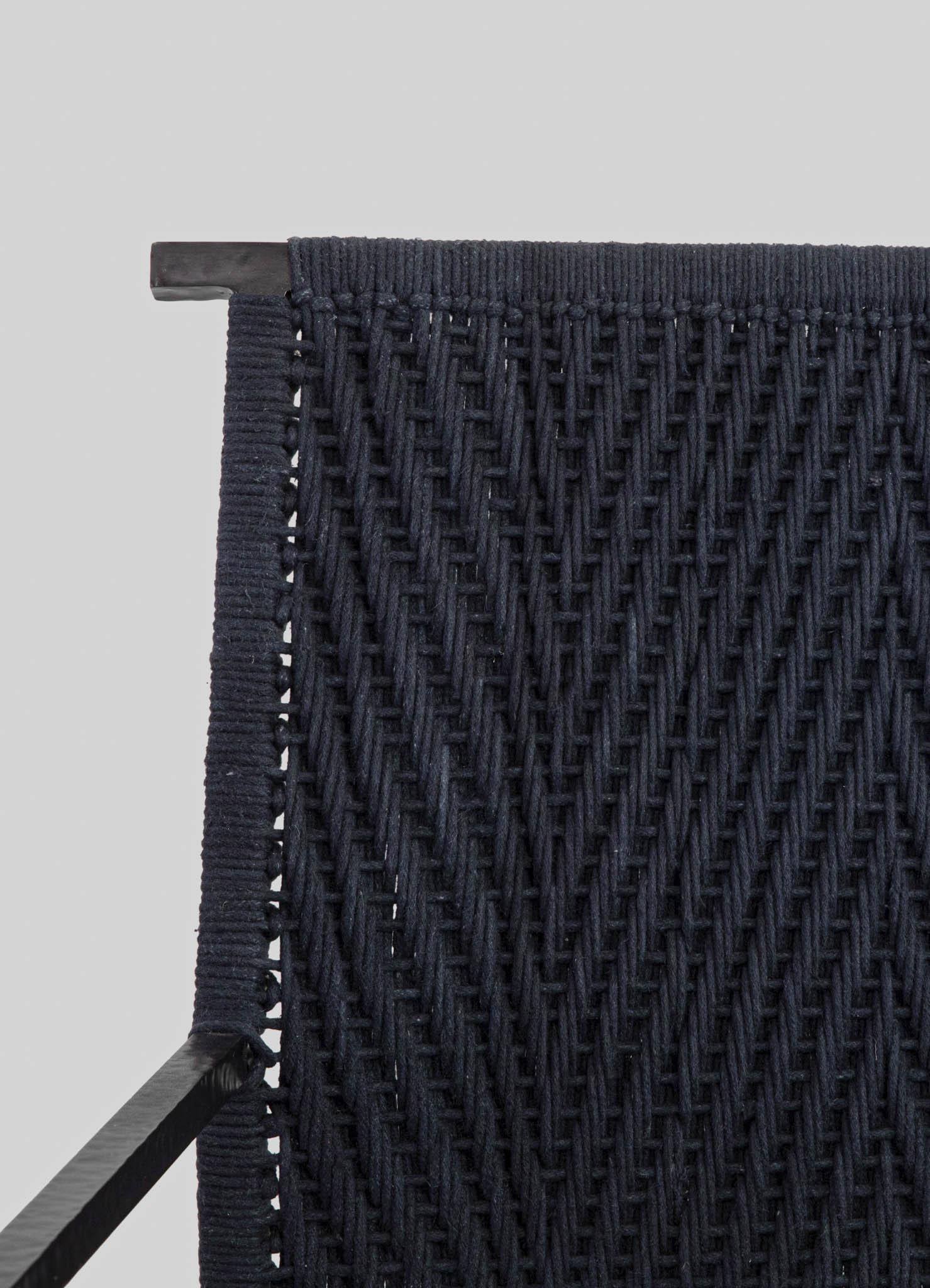 Ottone Panchina nera Twist & Knot in corda con gambe in ottone, Viya di Vikram Goyal in vendita