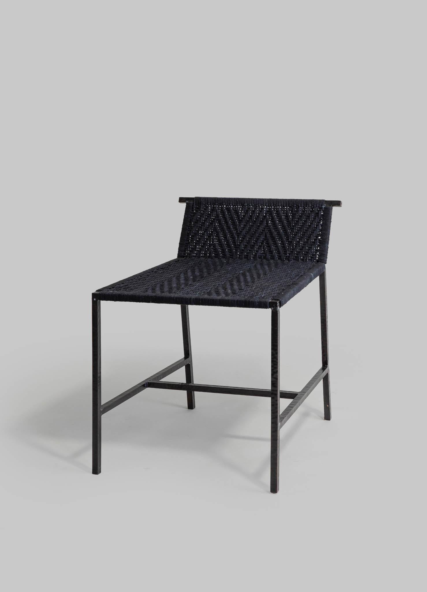 Tessuto a mano Sgabello nero Twist & Knot Small in corda con gambe in ottone, Viya di Vikram Goyal in vendita
