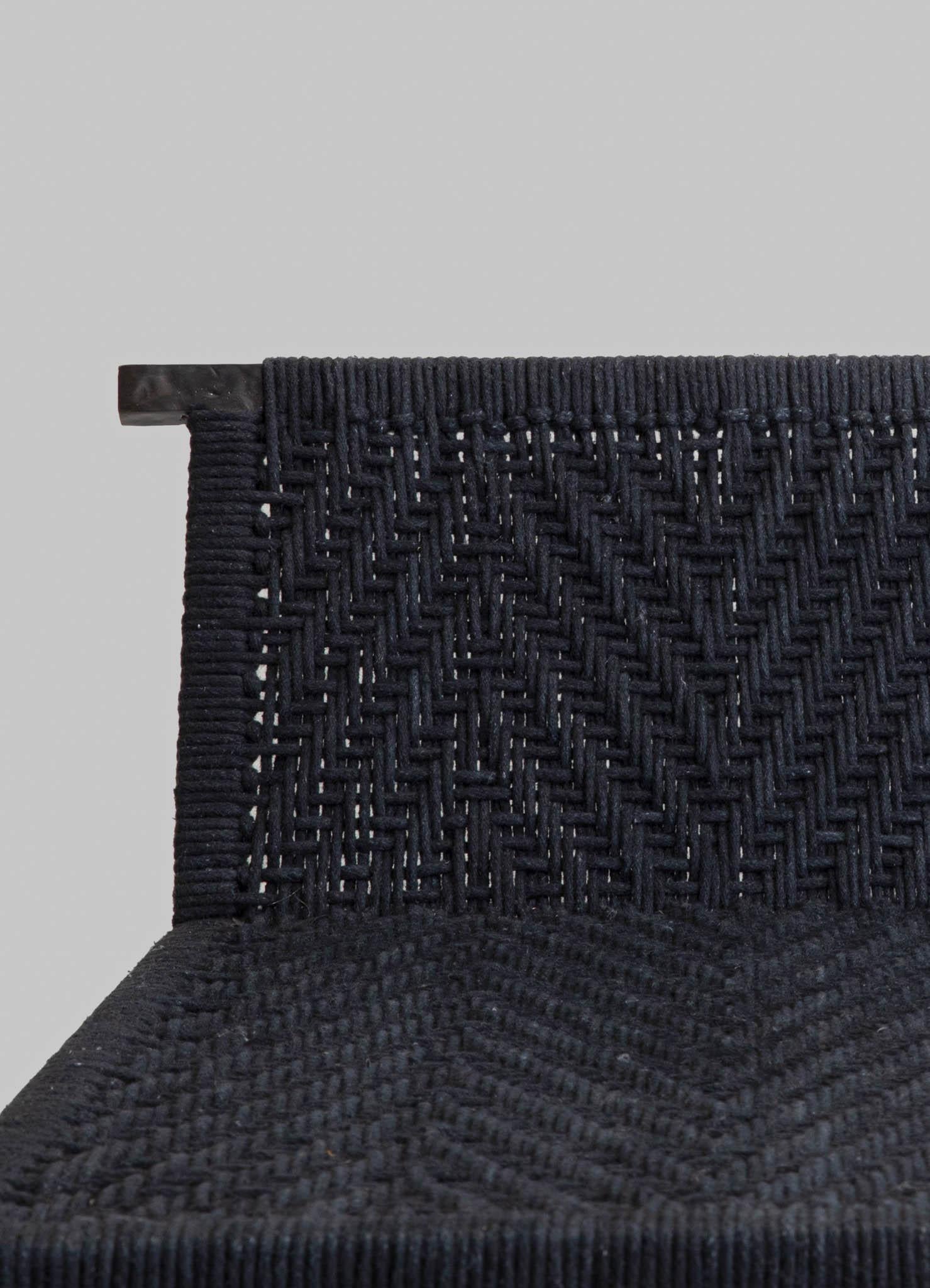 Sgabello nero Twist & Knot Small in corda con gambe in ottone, Viya di Vikram Goyal In condizioni Nuovo in vendita a Noida, DL