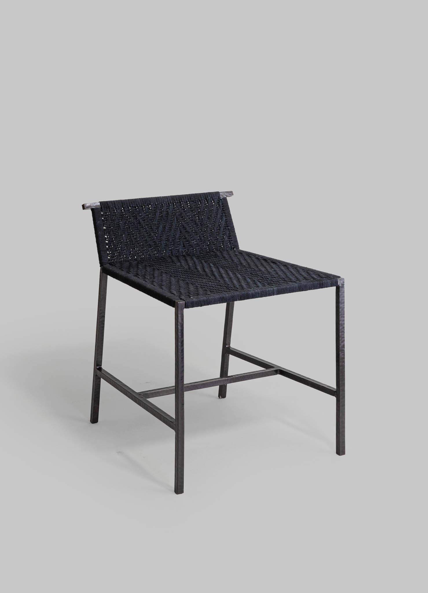 XXI secolo e contemporaneo Sgabello nero Twist & Knot Small in corda con gambe in ottone, Viya di Vikram Goyal in vendita