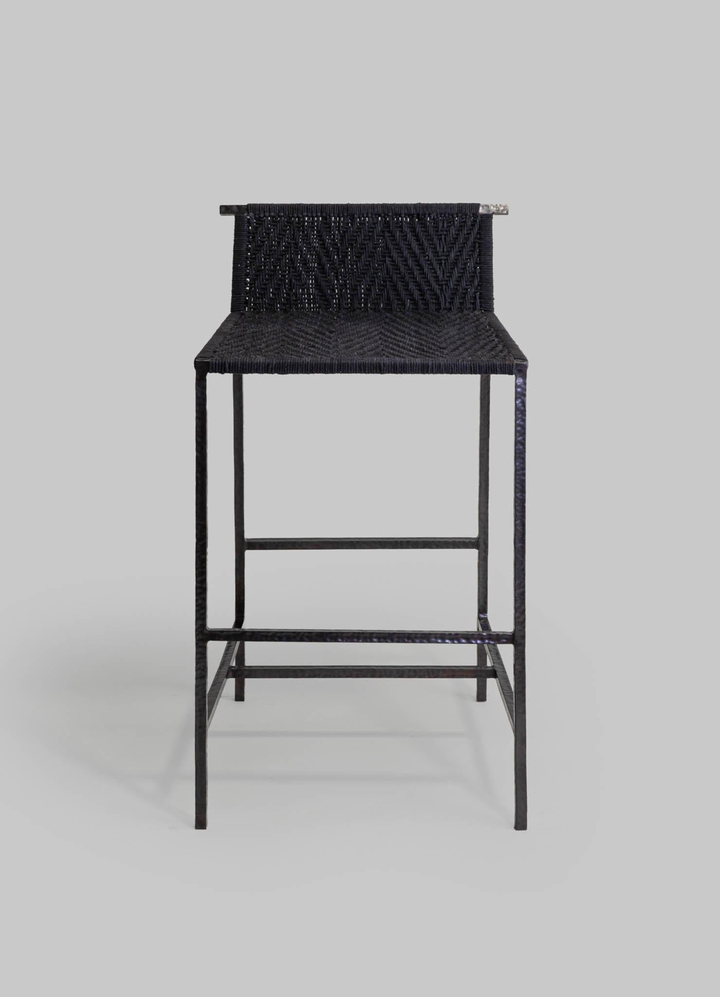 Sgabello nero Twist & Knot alto in corda con gambe in ottone, Viya di Vikram Goyal

Immersa nel patrimonio dell'antica arte indiana, l'umile corda ci trasporta nel cuore dell'artigianato. Ispirandosi all'onnipresente Charpoy, una culla tradizionale