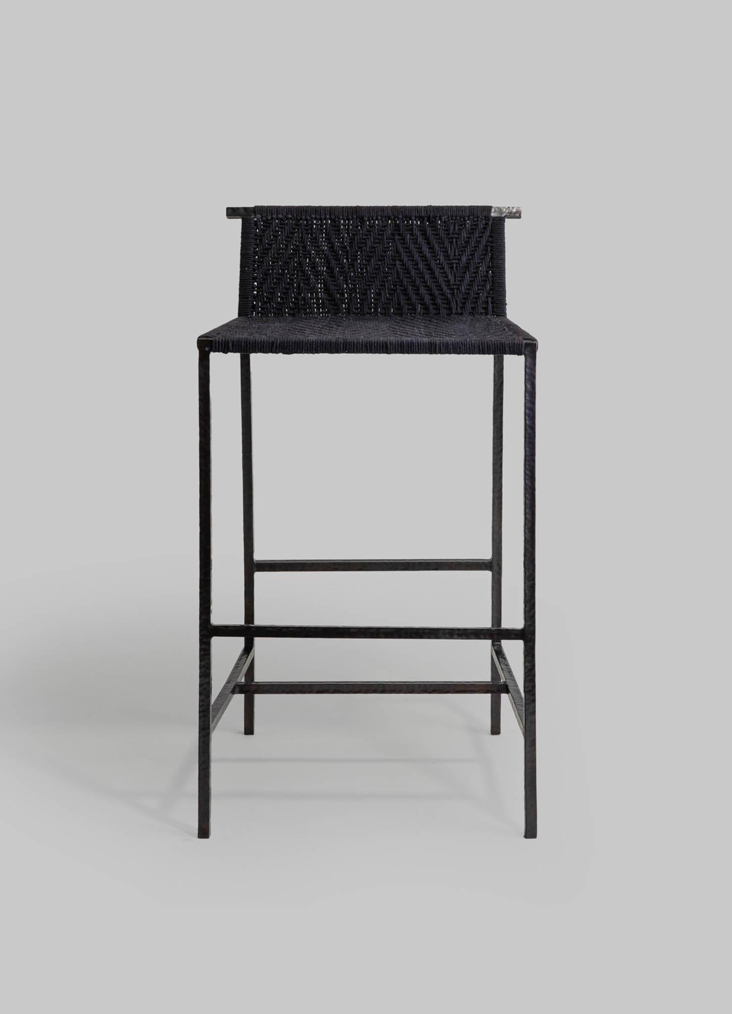 Indiano Sgabello nero Twist & Knot alto in corda con gambe in ottone, Viya di Vikram Goyal in vendita