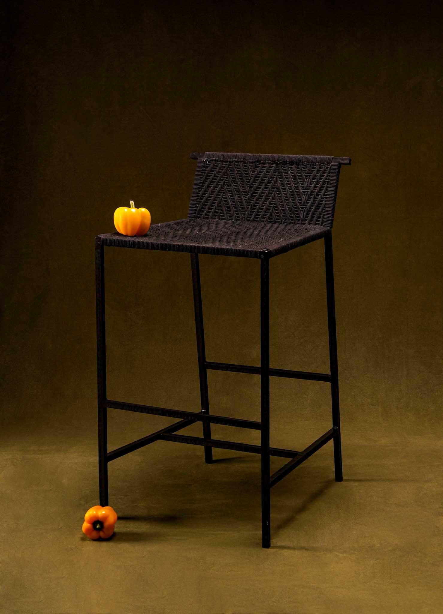 Sgabello nero Twist & Knot alto in corda con gambe in ottone, Viya di Vikram Goyal in vendita 1