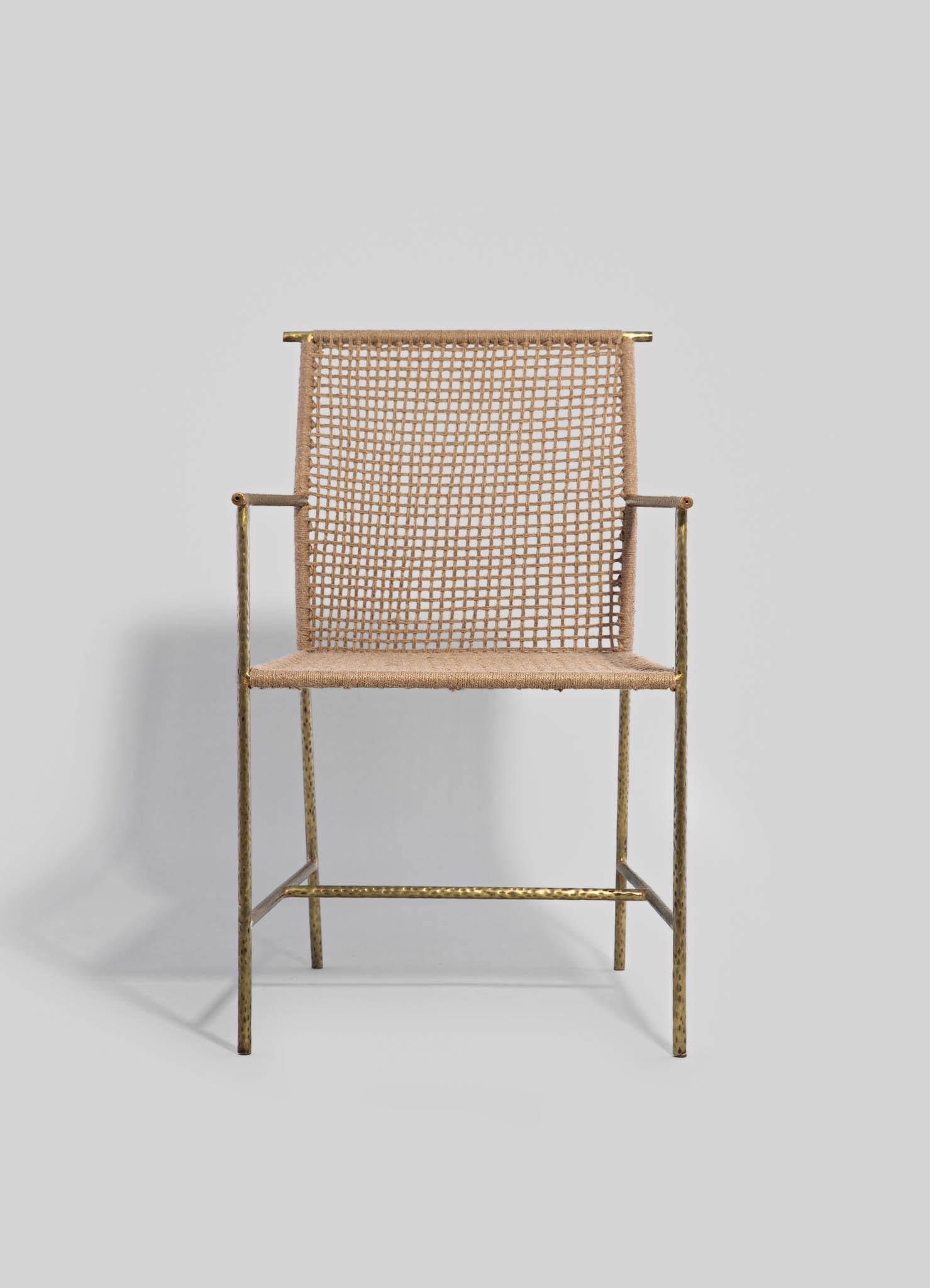 Sedia Twist & Knot in corda con gambe in ottone, Viya by Vikram Goyal

Immersa nel patrimonio dell'antica arte indiana, l'umile corda ci trasporta nel cuore dell'artigianato. Ispirandosi all'onnipresente Charpoy, una culla tradizionale indiana,