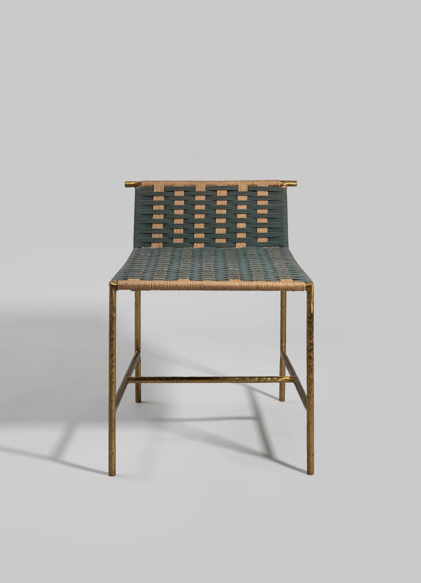 Sgabello Twist & Knot Greene & Greene in corda con gambe in ottone, Viya di Vikram Goyal

Immersa nel patrimonio dell'antica arte indiana, l'umile corda ci trasporta nel cuore dell'artigianato. Ispirandosi all'onnipresente Charpoy, una culla