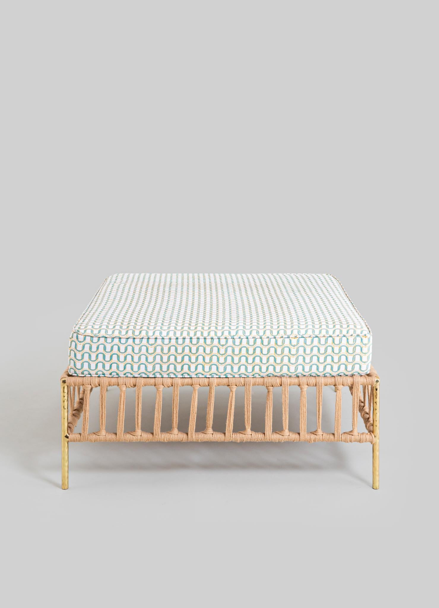 Immergée dans l'héritage de l'art ancestral de l'Inde, l'humble corde nous transporte au cœur de l'artisanat. S'inspirant de l'omniprésent Charpoy, un lit d'enfant traditionnel indien, cette collection présente des meubles entrelacés de manière