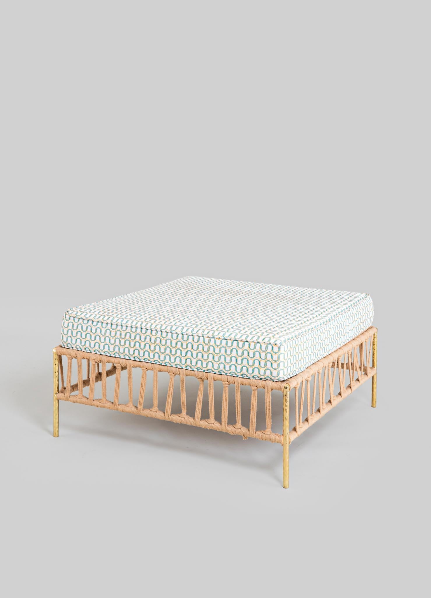 Indien Pouf Twist & Knot, Viya by Vikram Goyal en vente