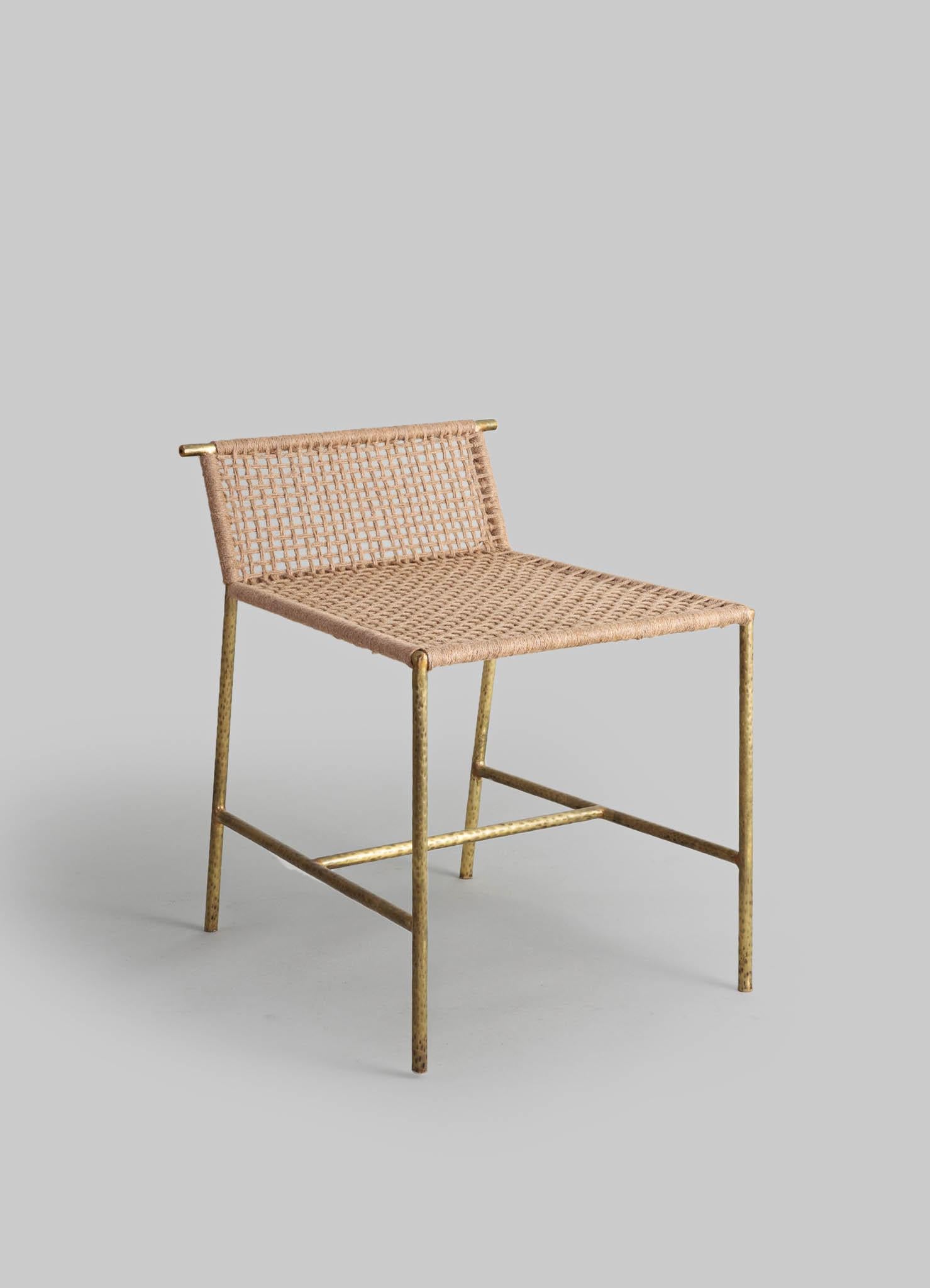 XXI secolo e contemporaneo Sgabello Twist & Knot Small in corda con gambe in ottone, Viya di Vikram Goyal in vendita