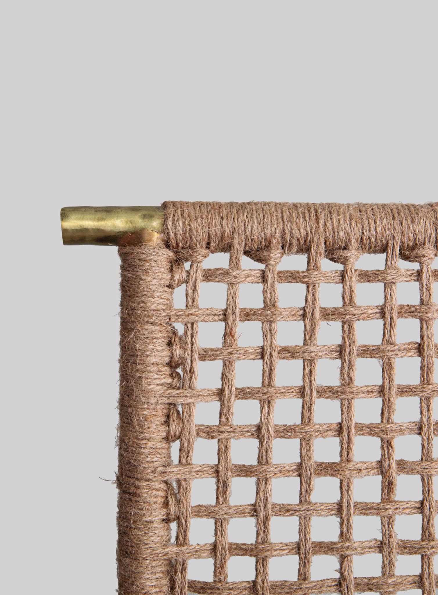 XXI secolo e contemporaneo Sgabello Twist & Knot alto in corda con gambe in ottone, Viya di Vikram Goyal in vendita