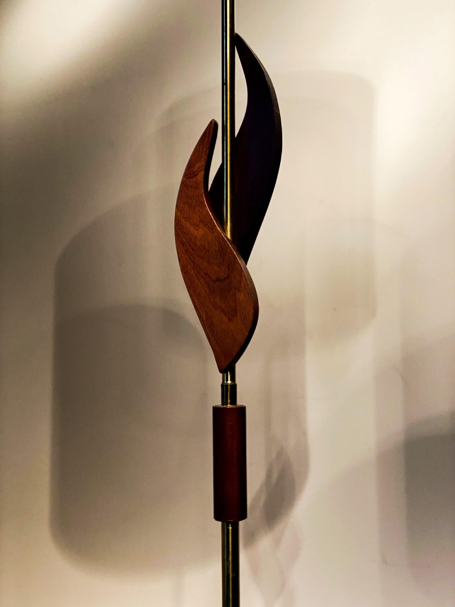 Paire de lampadaires élégants avec une touche d'originalité. Des arbres élancés en laiton avec des torsades stylisées de bougies vacillantes en teck sur des bases rondes en teck. France, années 1970.
  