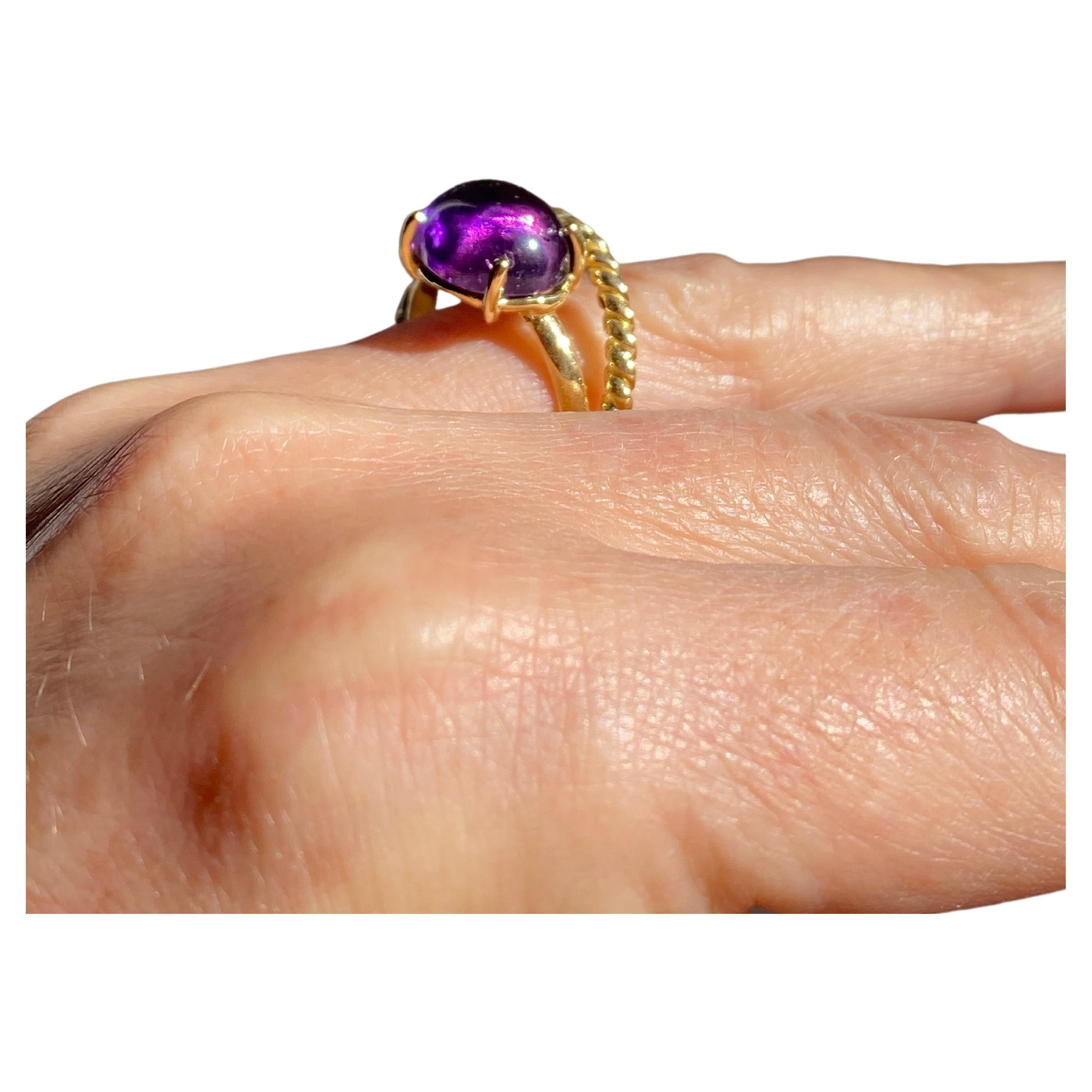 Collezione di design Rossella Ugolini Anello moderno in oro giallo 18 carati Twist Love Amethyst di design artigianale. Ispirato all'unione di due amori che si intrecciano in un unico anello,  questo anello di design è un amuleto che augura amore