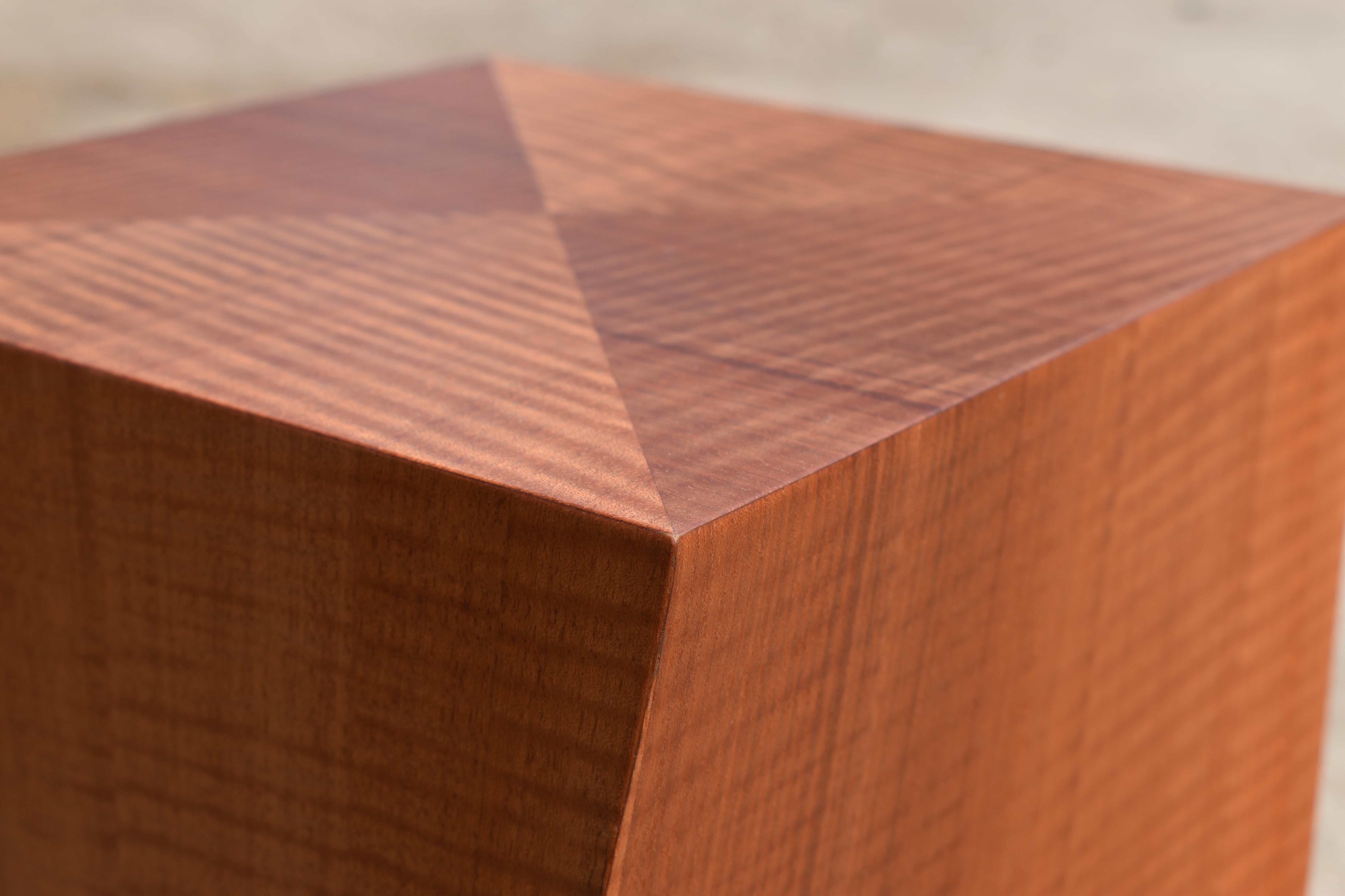 Il piedistallo ritorto è un pezzo elegante e personalizzabile per qualsiasi ambiente.  Questo esemplare è realizzato in makore fiddleback con un piano diamantato, realizzato con tecniche di impiallacciatura e finiture tradizionali.  Realizzato a