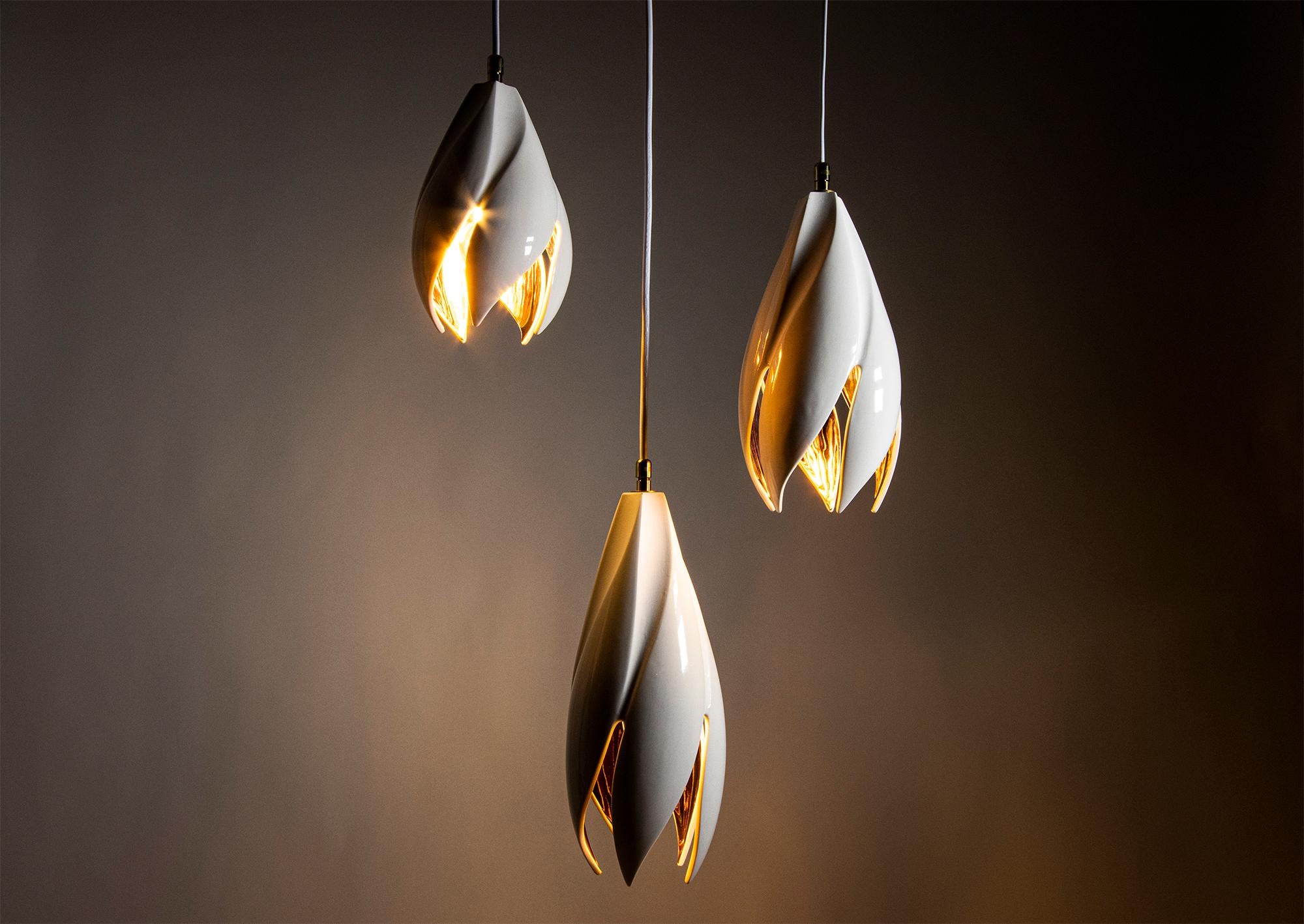 Nouvelle-Zélande Lampe à suspension torsadée blanche brillante / lustre en cuivre - LARGE en vente