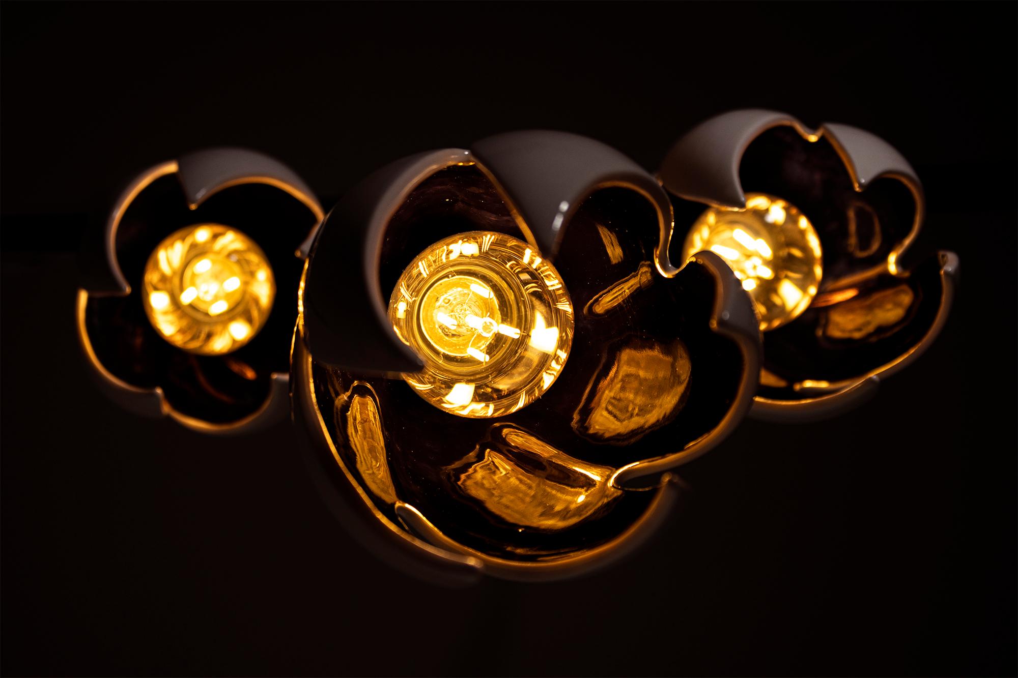 Lampe à suspension torsadée blanche brillante / lustre en cuivre - LARGE Neuf - En vente à Dunedin, NZ