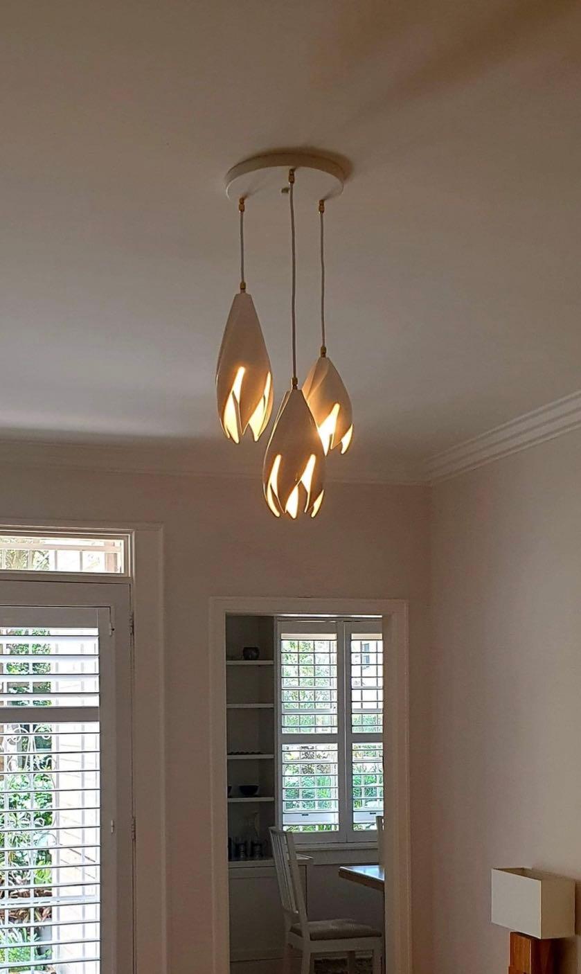 XXIe siècle et contemporain Lampe à suspension torsadée blanche brillante / lustre en cuivre - LARGE en vente