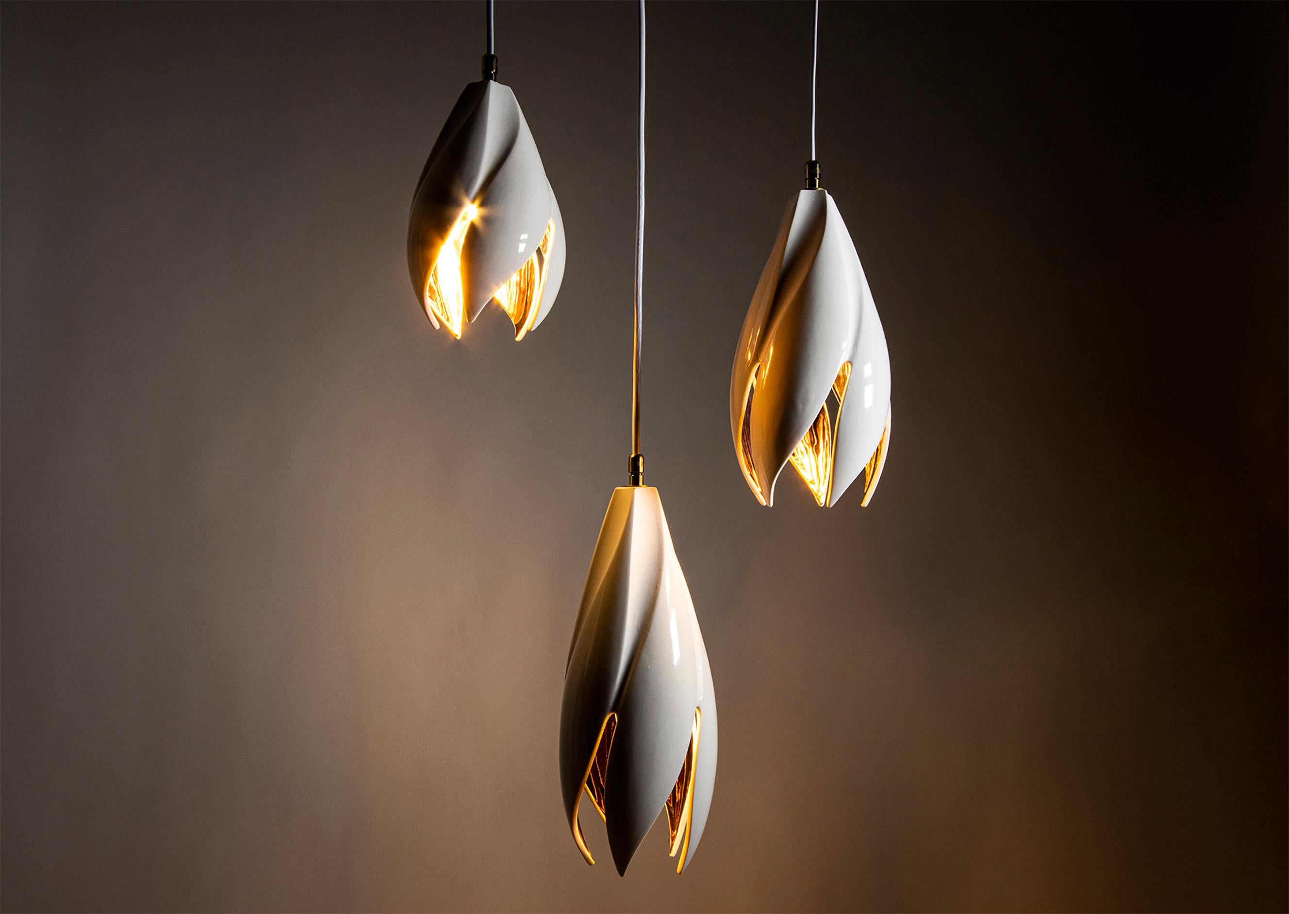 Twist Pendant, Gloss White/Copper Lustre, Medium In New Condition For Sale In Dunedin, NZ