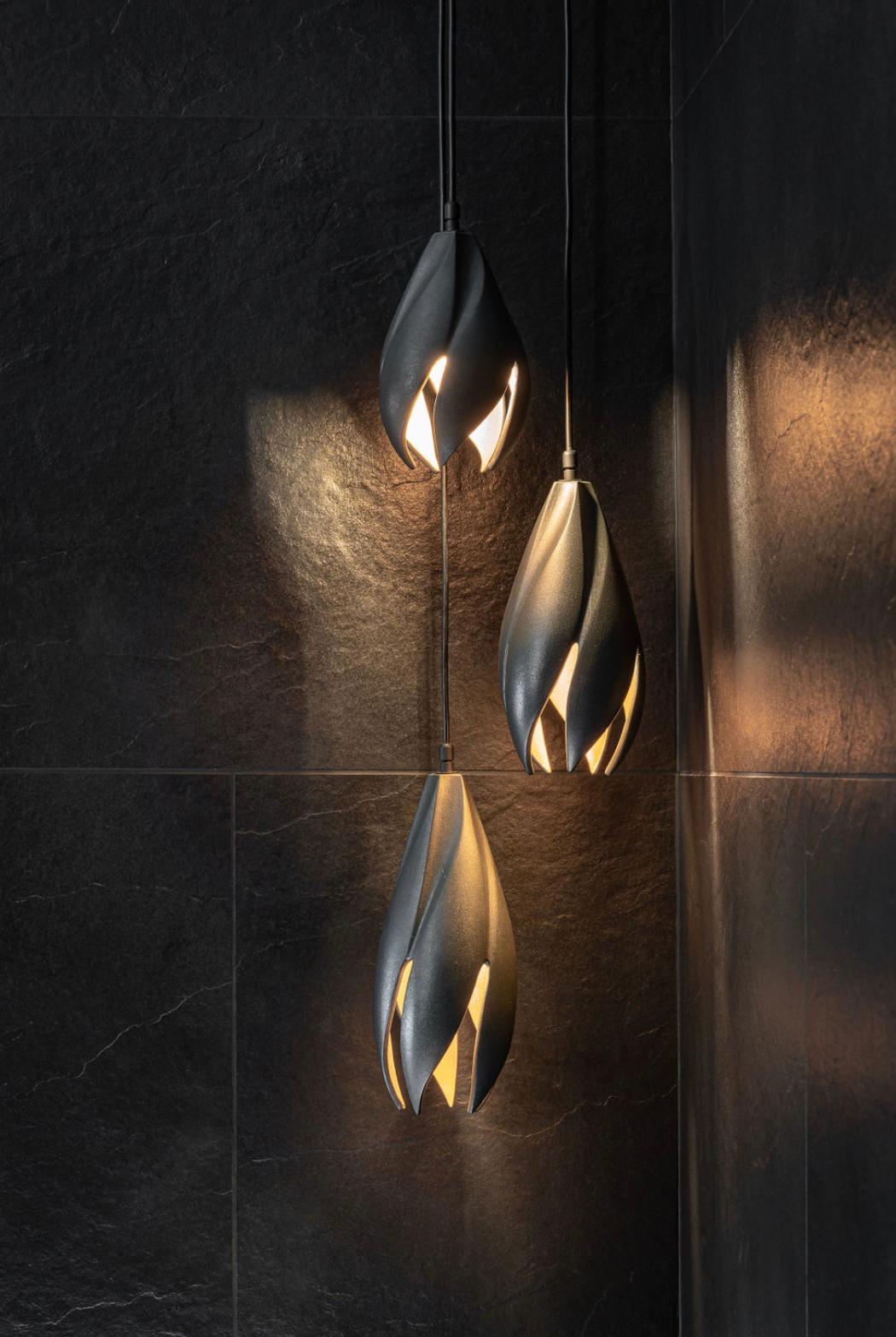 I pendenti twist sono progettati per essere un'elegante soluzione di illuminazione per qualsiasi spazio. Questi ciondoli sono progettati per essere appesi da soli, in coppia, in trio o a grappolo, rendendoli un'aggiunta versatile a qualsiasi stanza.