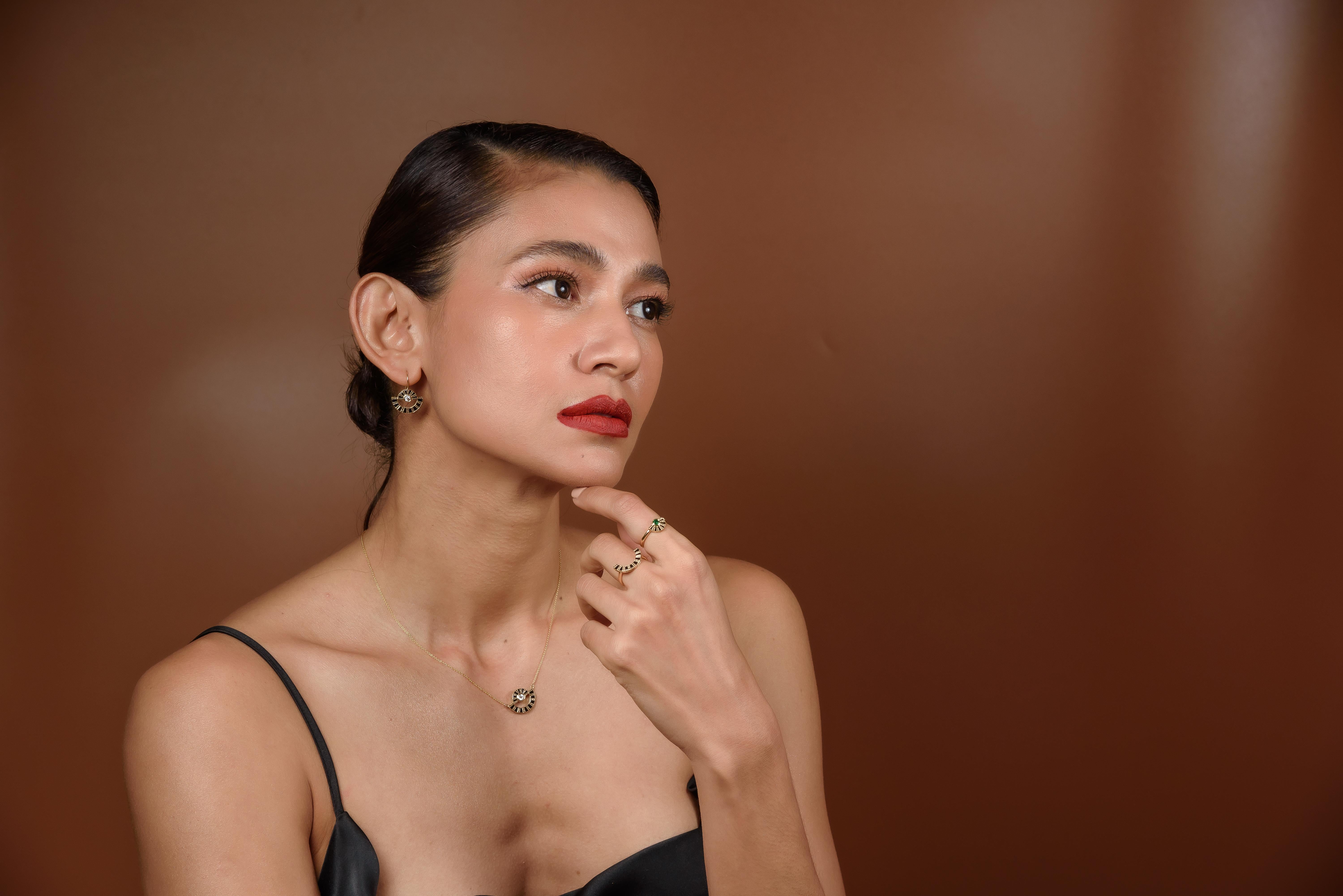 Twist Reflection Diamond and Black Sapphire Earrings in 18K Gold In New Condition For Sale In Bangkok, 10