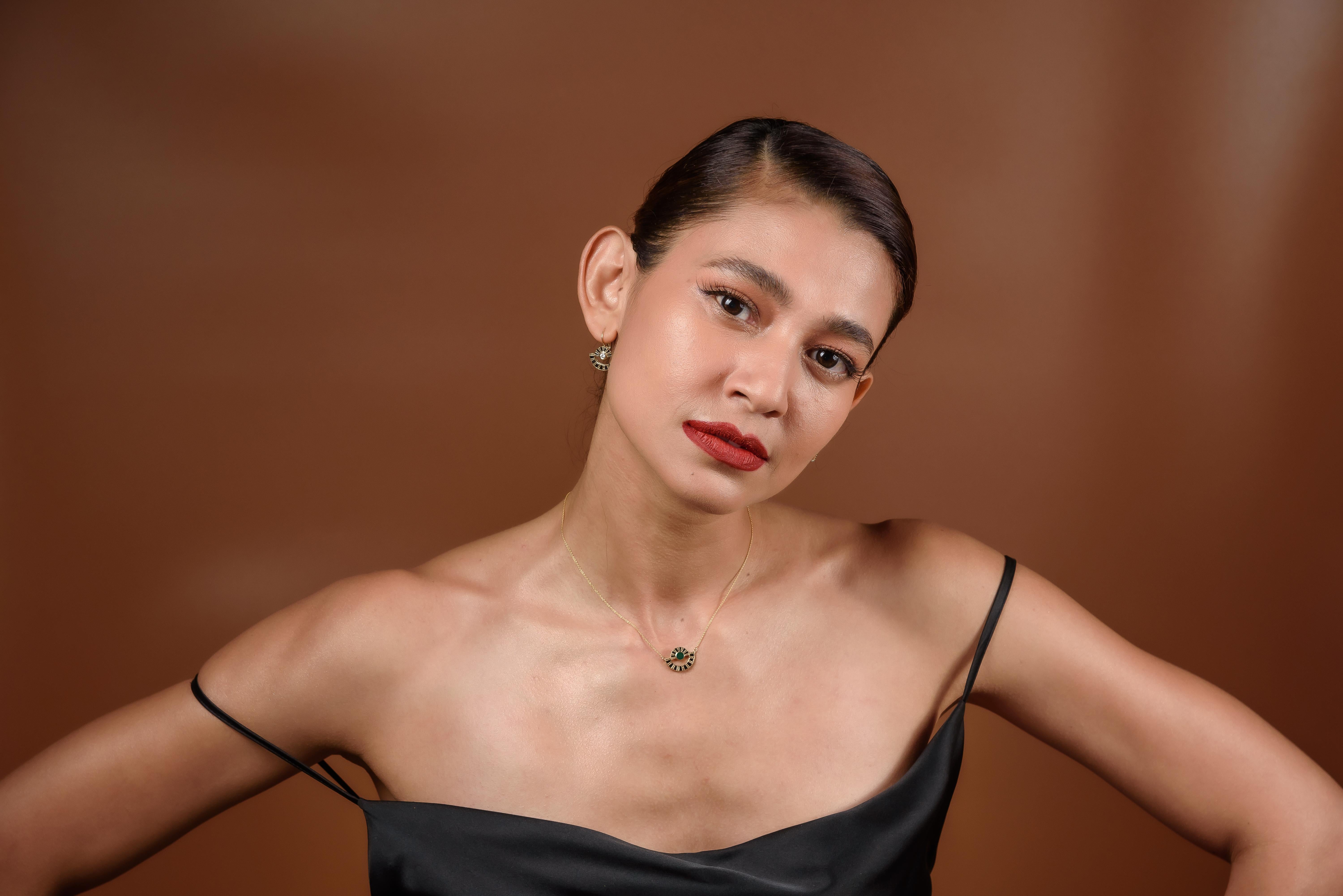 Collana Twist Reflection con smeraldo, diamante nero e zaffiro nero in oro 18 carati In condizioni Nuovo in vendita a Bangkok, 10