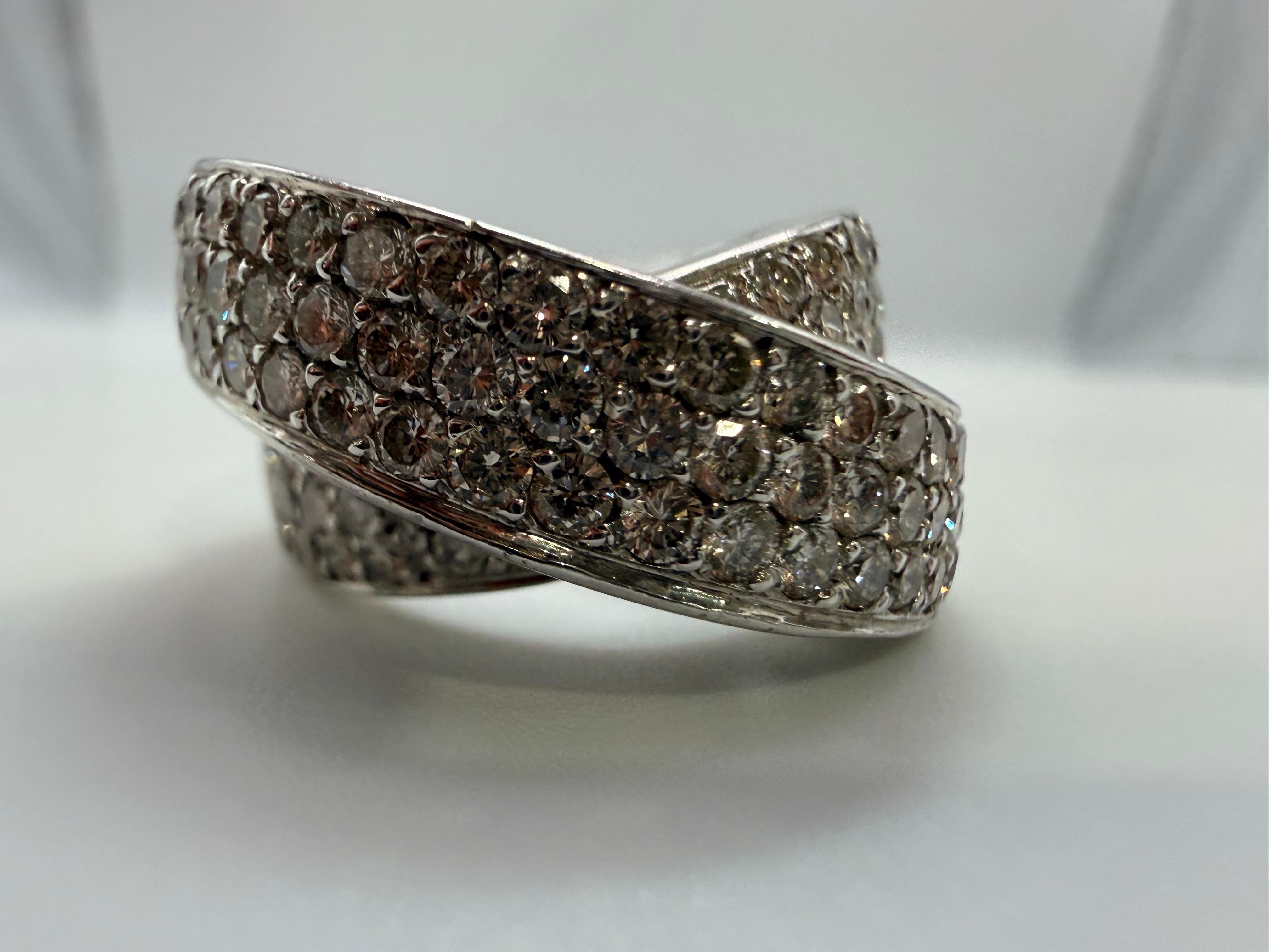 Taglio brillante Anello Twist Anello con diamante da 2 carati in oro 18Kt in vendita