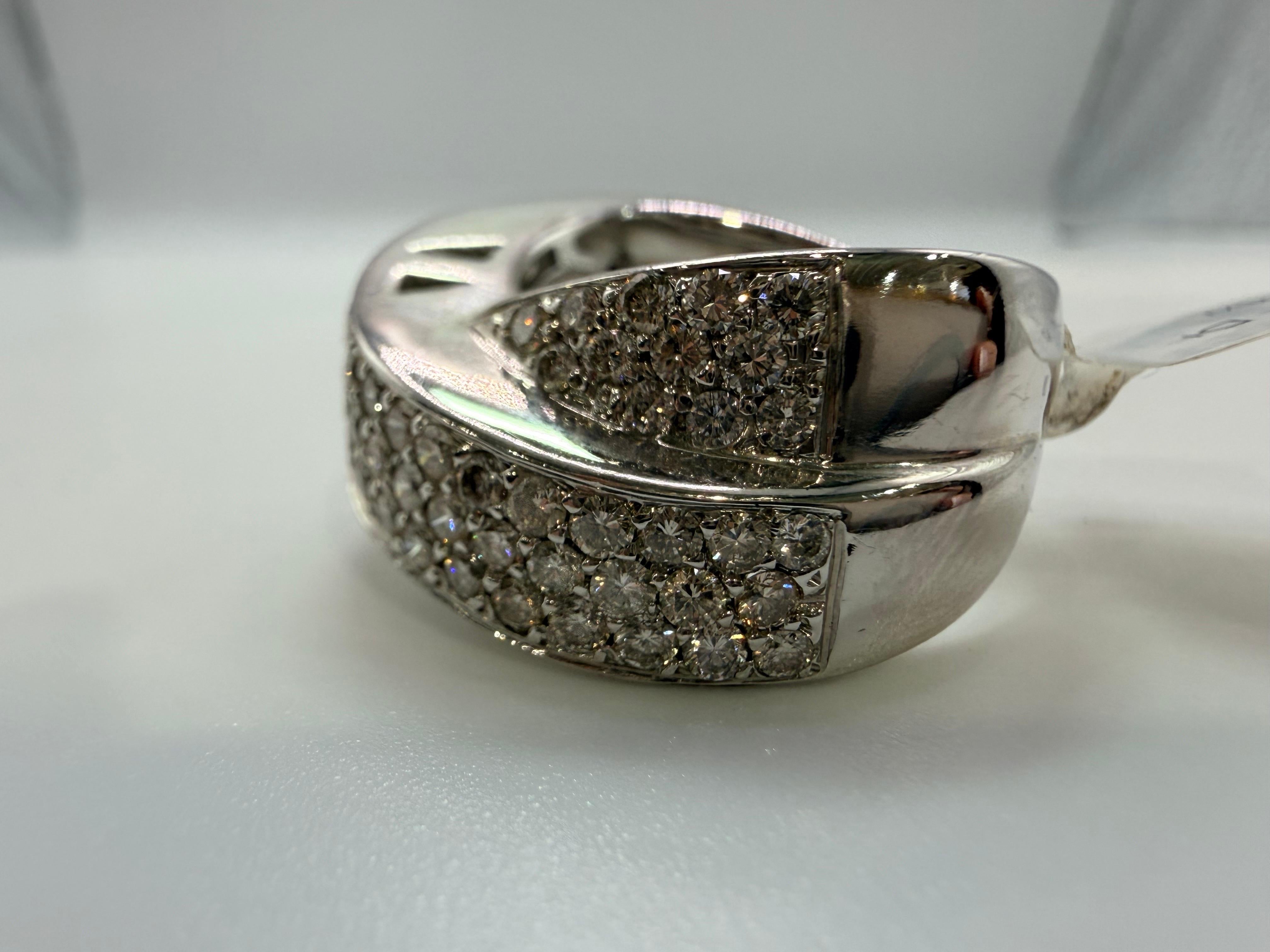 Anello Twist Anello con diamante da 2 carati in oro 18Kt In condizioni Nuovo in vendita a Boca Raton, FL