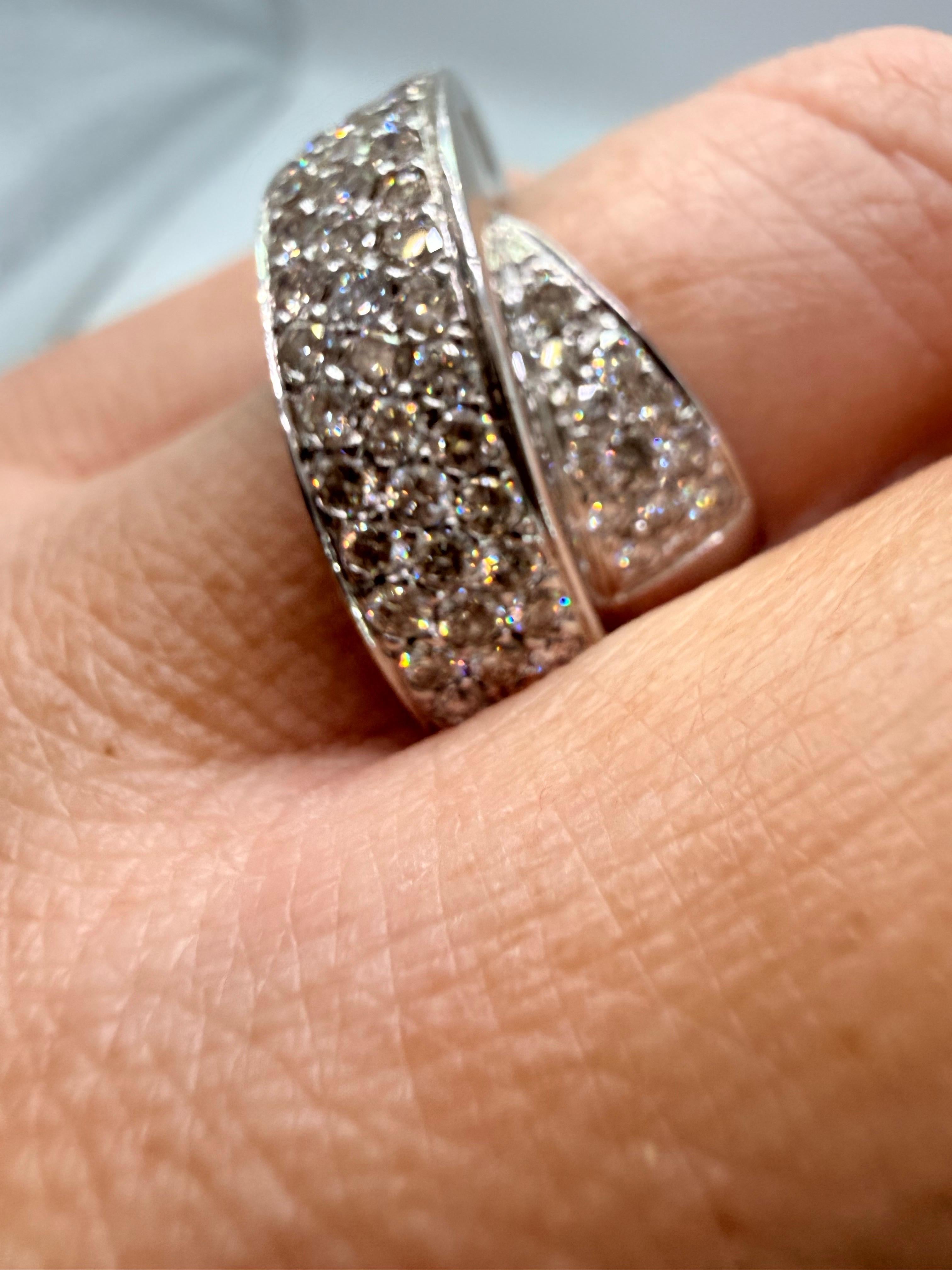 Anello Twist Anello con diamante da 2 carati in oro 18Kt in vendita 1