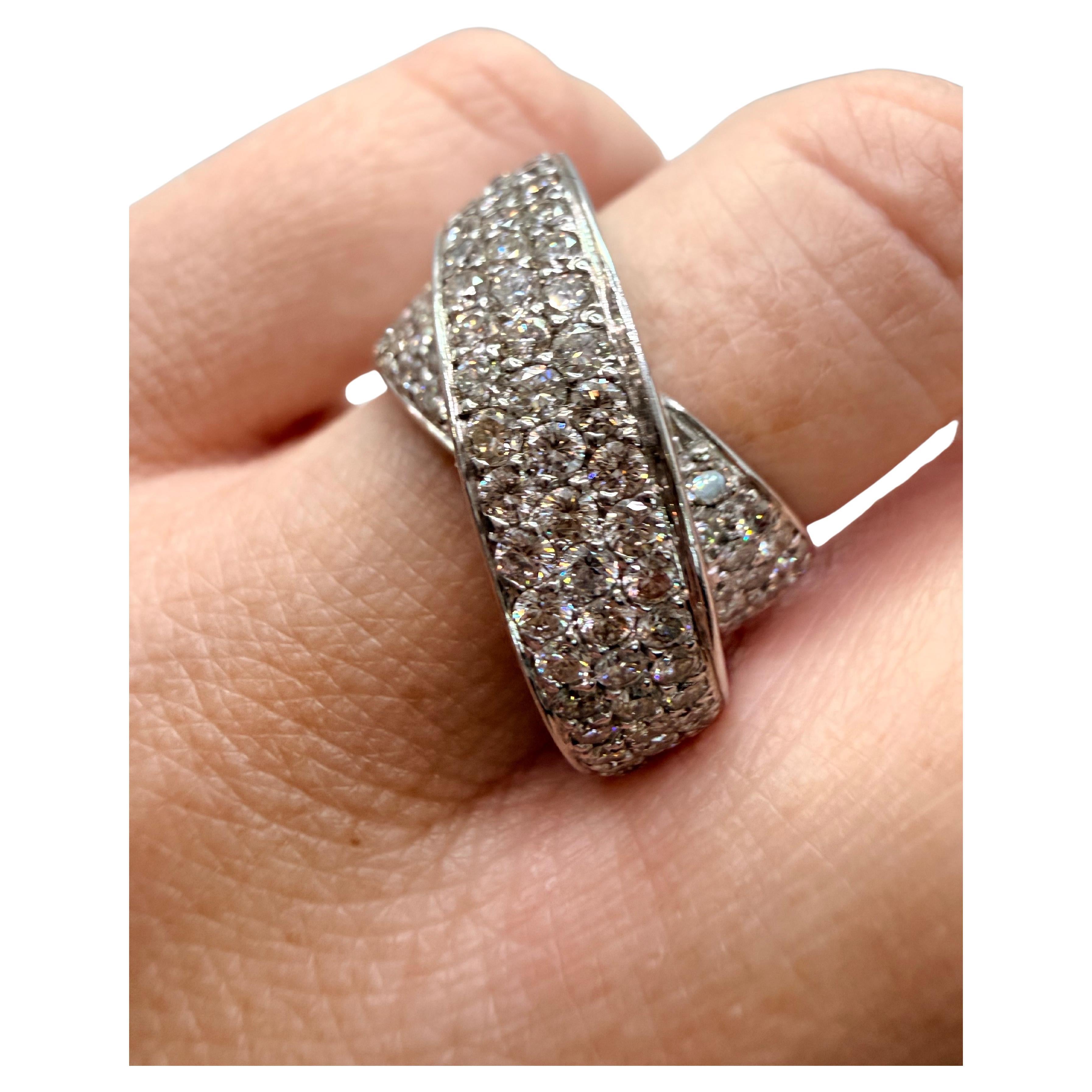 Anello Twist Anello con diamante da 2 carati in oro 18Kt in vendita