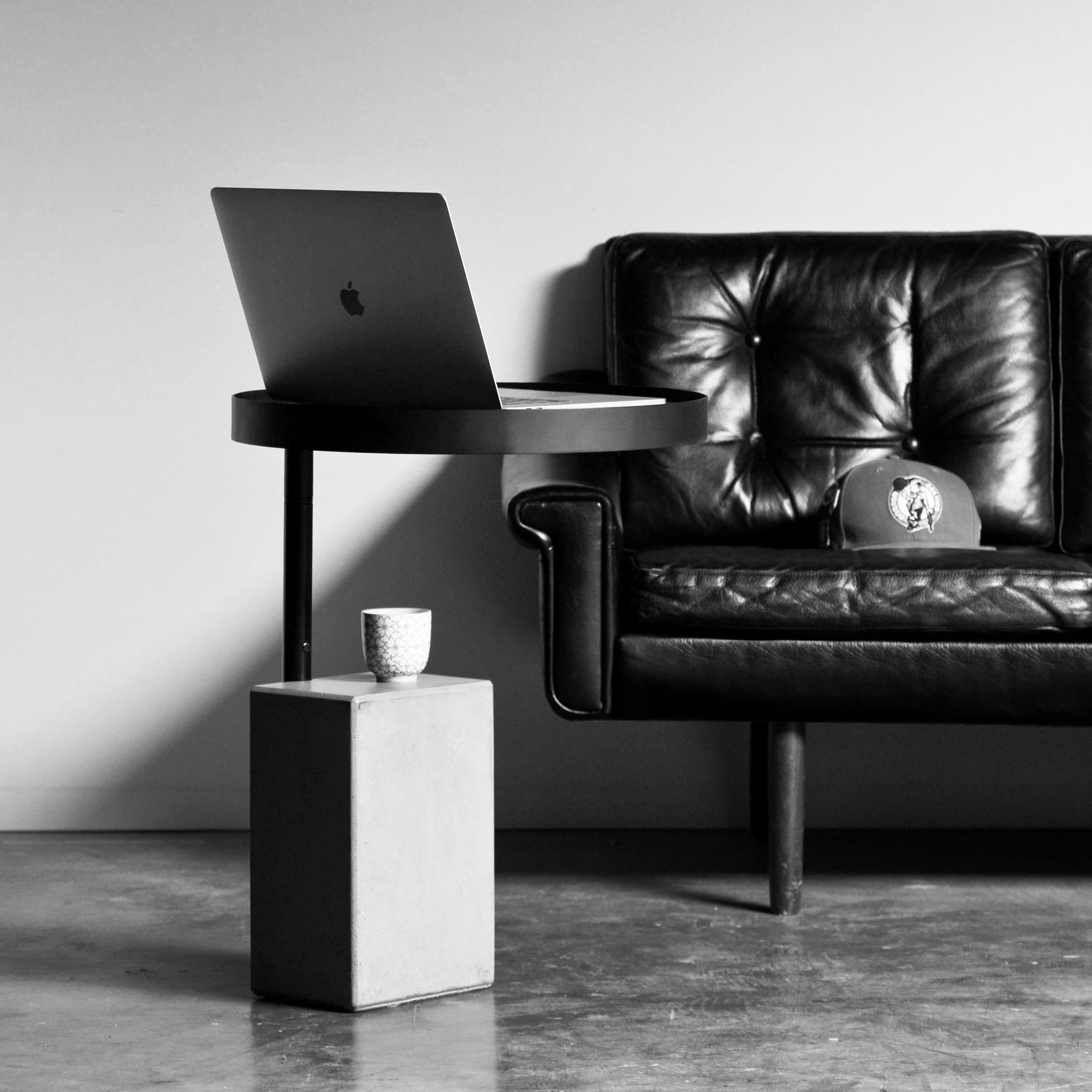Unsere TWIST-Kollektion, entworfen von Alexandre Dubreuil, umfasst einen Beistelltisch, den idealen Begleiter für Ihre Couch, Ihren Sessel oder sogar Ihren Liegestuhl, da er für den Außenbereich geeignet ist. Das elegante, gelochte Metalltablett