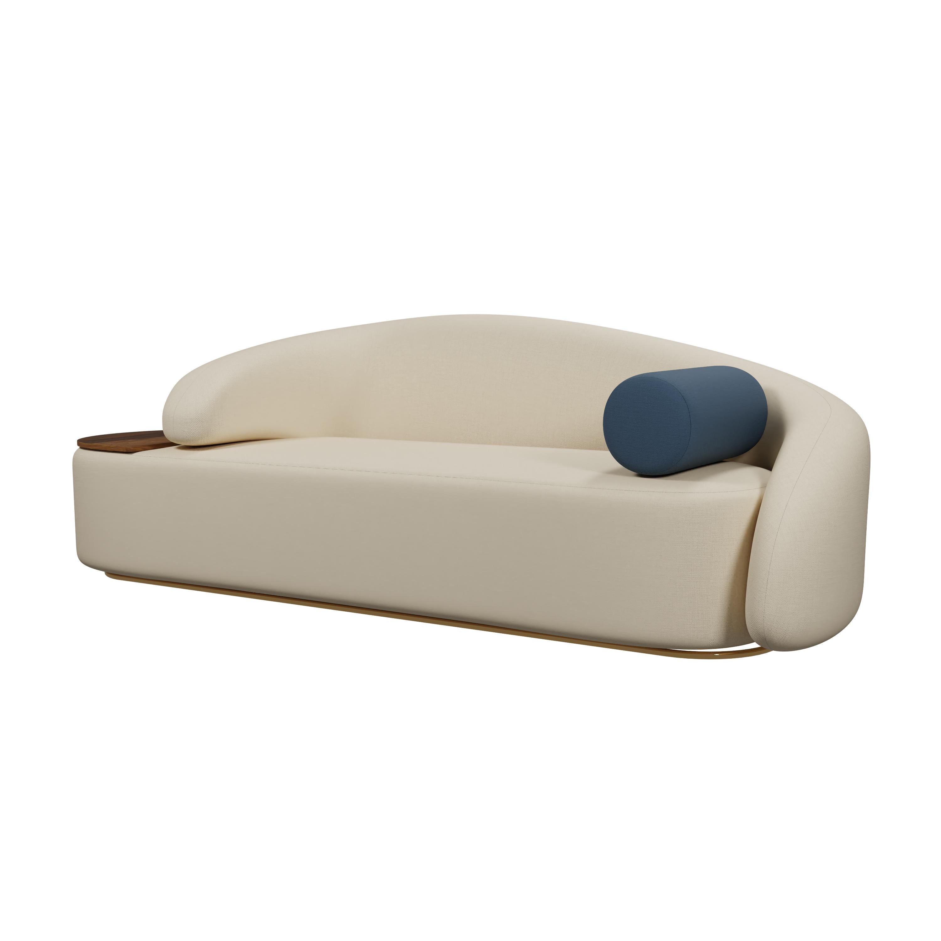 Le canapé Twist, chef-d'œuvre de Murmurio, est une pièce audacieuse qui redéfinit le design contemporain. Entièrement capitonné et perché sur un socle doré, il respire le luxe et l'élégance. Sa caractéristique la plus frappante est l'asymétrie des