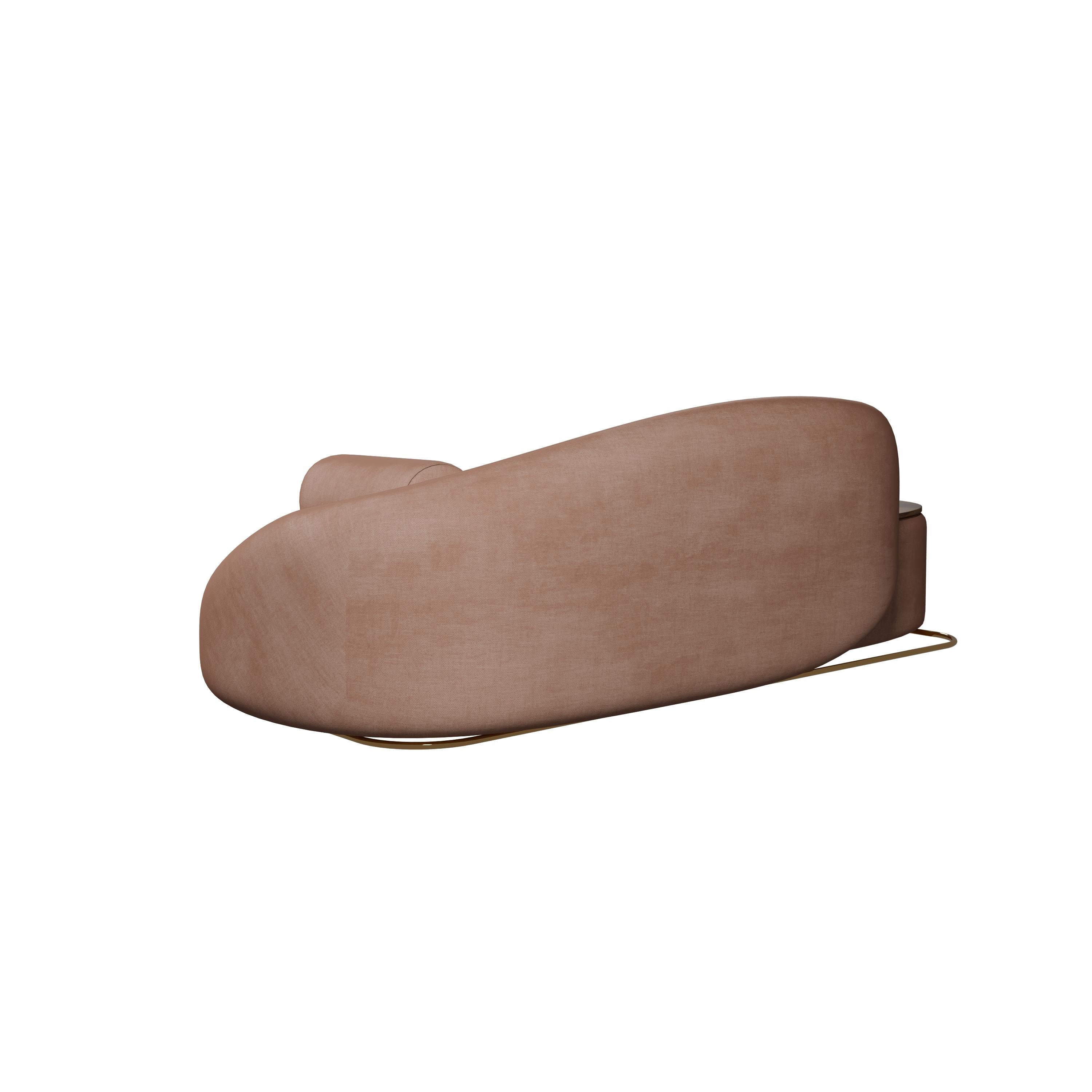 Modern Twist sofa in Easy clean - Coral  handcrafted by Murmurio For Sale