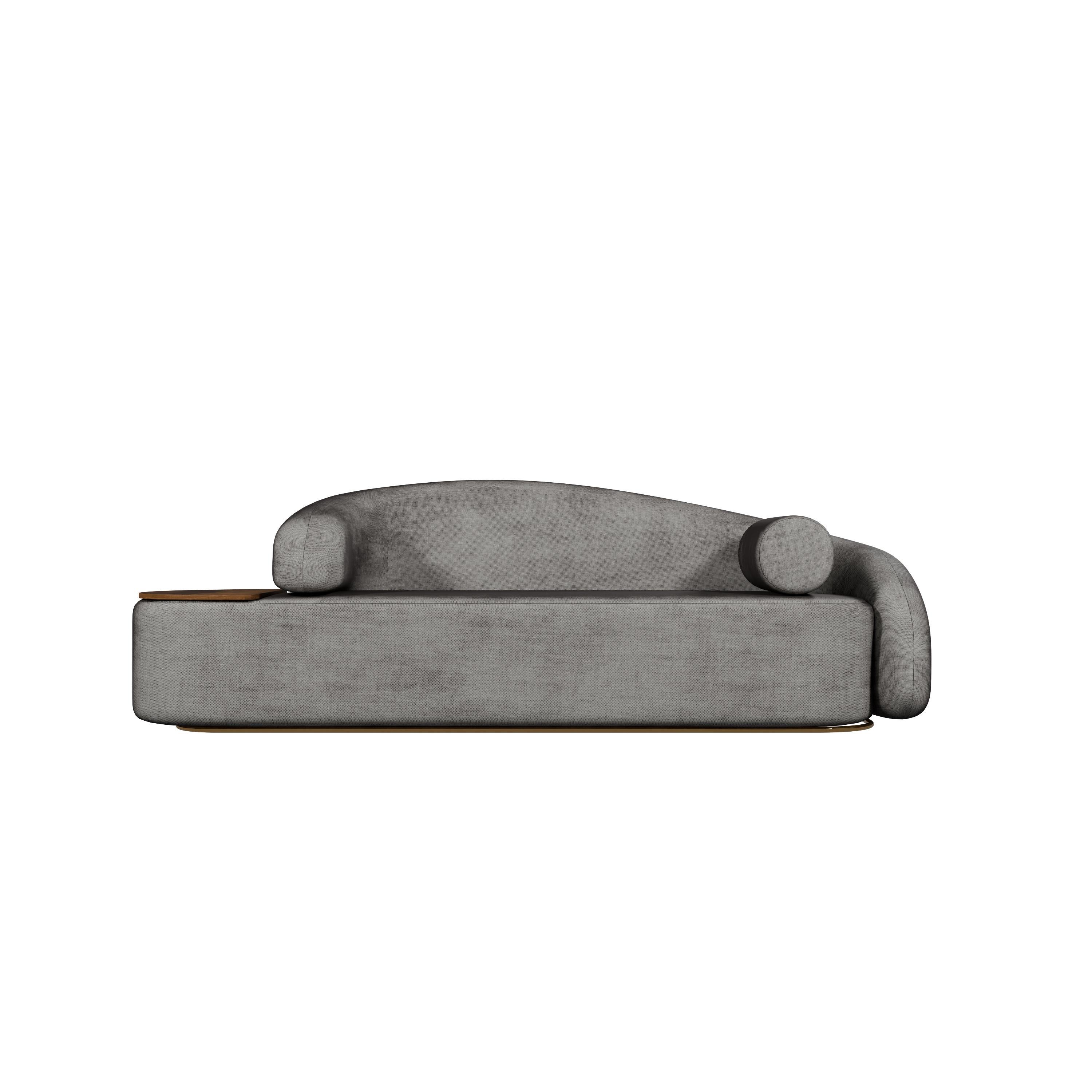 El sofá Twist, una obra maestra de Murmurio, es una pieza audaz que redefine el diseño contemporáneo. Totalmente tapizada y sobre un zócalo dorado, irradia lujo y elegancia. Su característica más llamativa son los reposabrazos asimétricos, cada uno