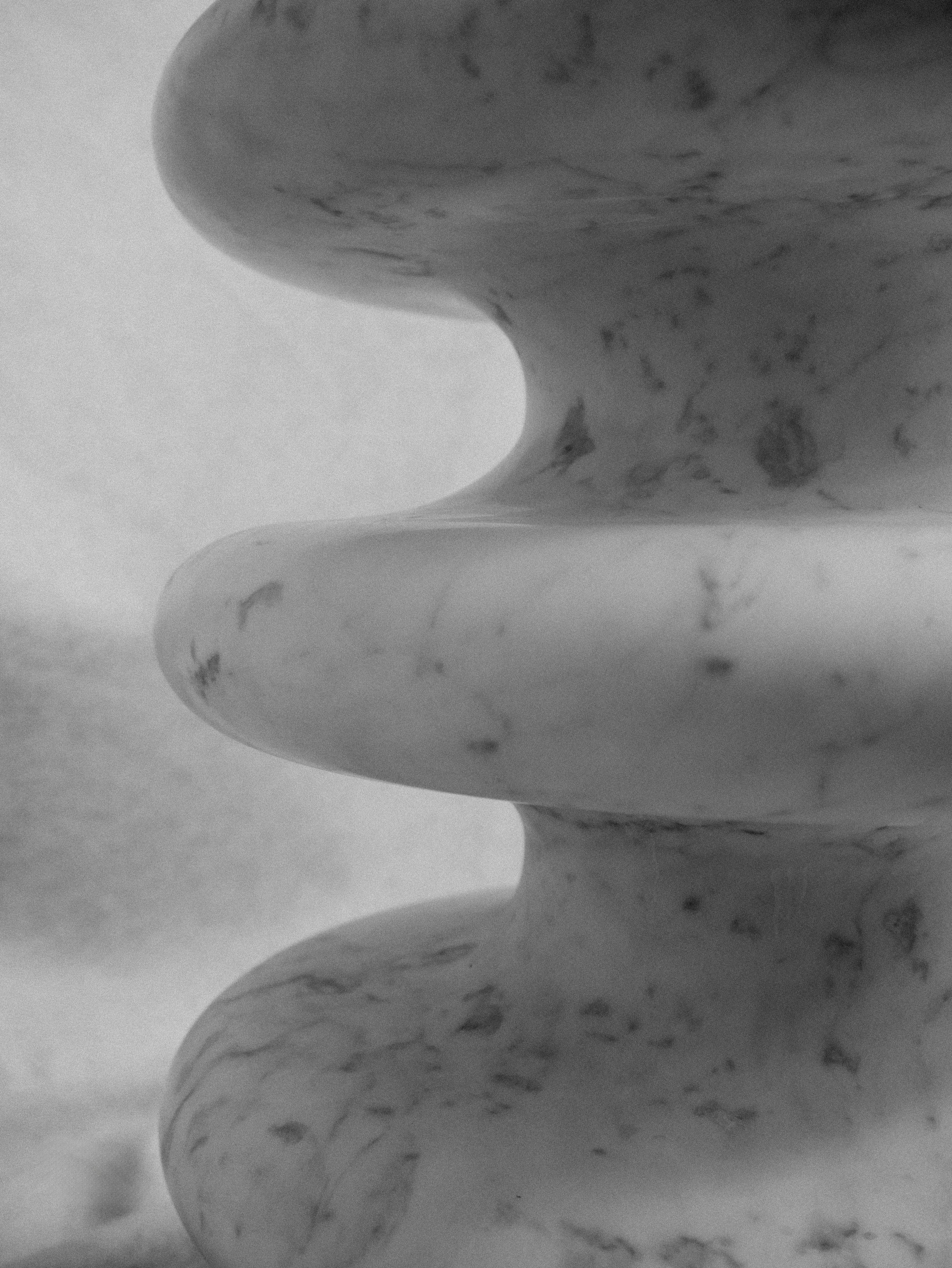 Intagliato a mano Stool I in Carrara marble by Patrick Laroche in vendita