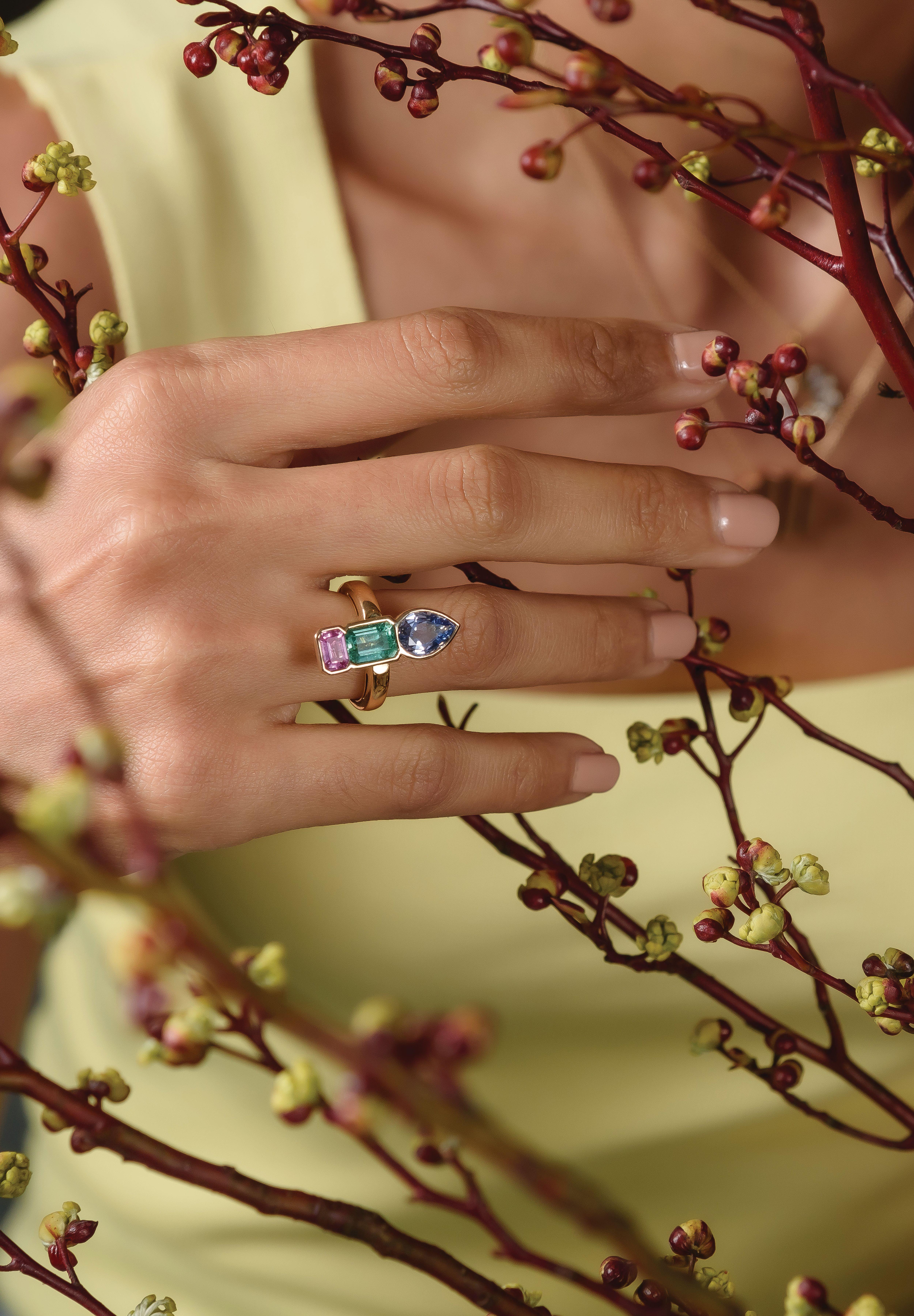 Twist Trilogy Opal, Emerald and Pink Sapphire Ring in 18K Gold Settings In New Condition For Sale In Bangkok, 10