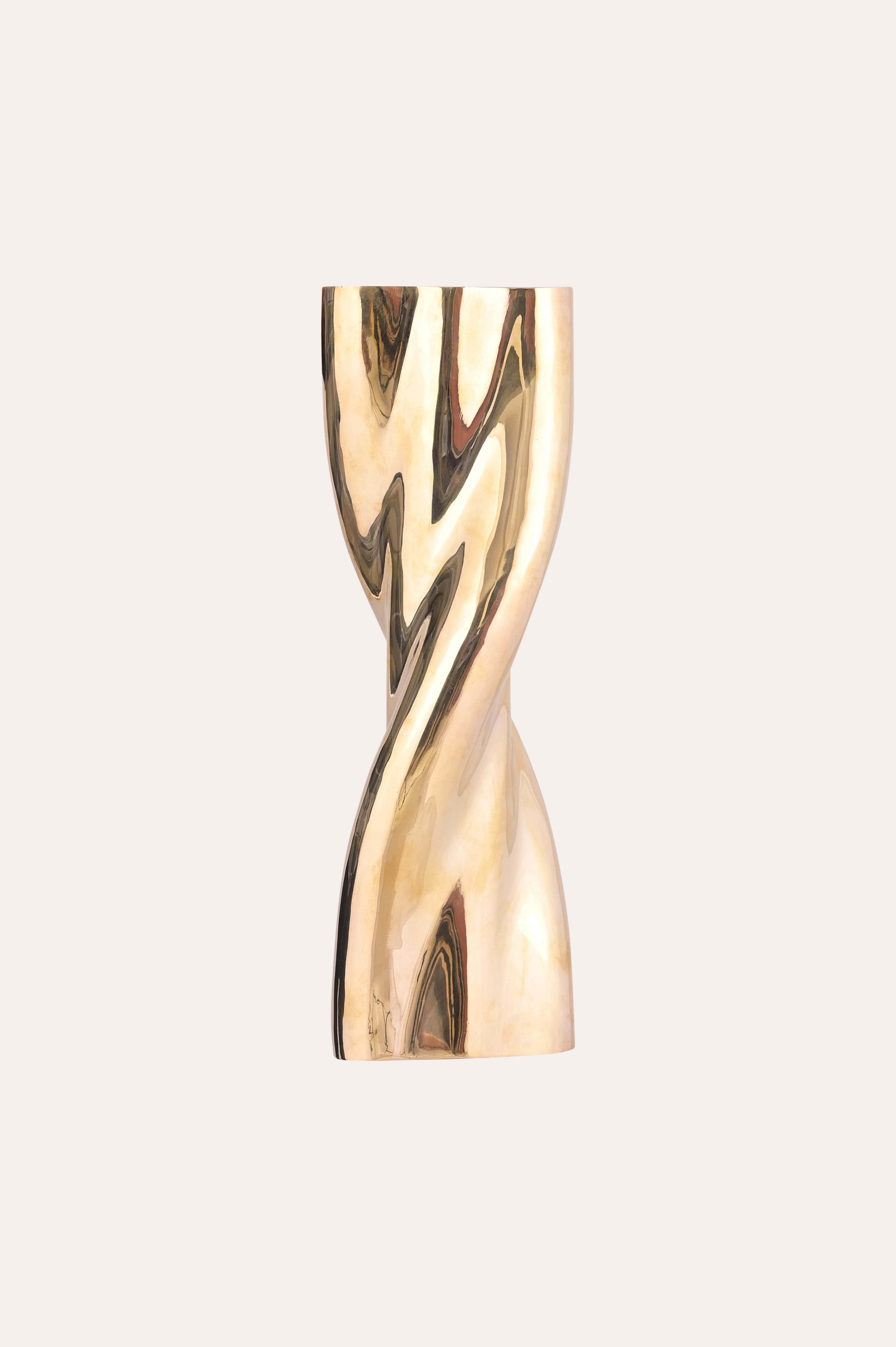 Desvelamos la Lámpara de Pared Twist, donde el arte se une a la iluminación en una danza de rayos retorcidos que recuerdan el abrazo de la hora dorada. Elaborada con meticuloso detalle, la forma de este aplique evoca los suaves remolinos de la luz