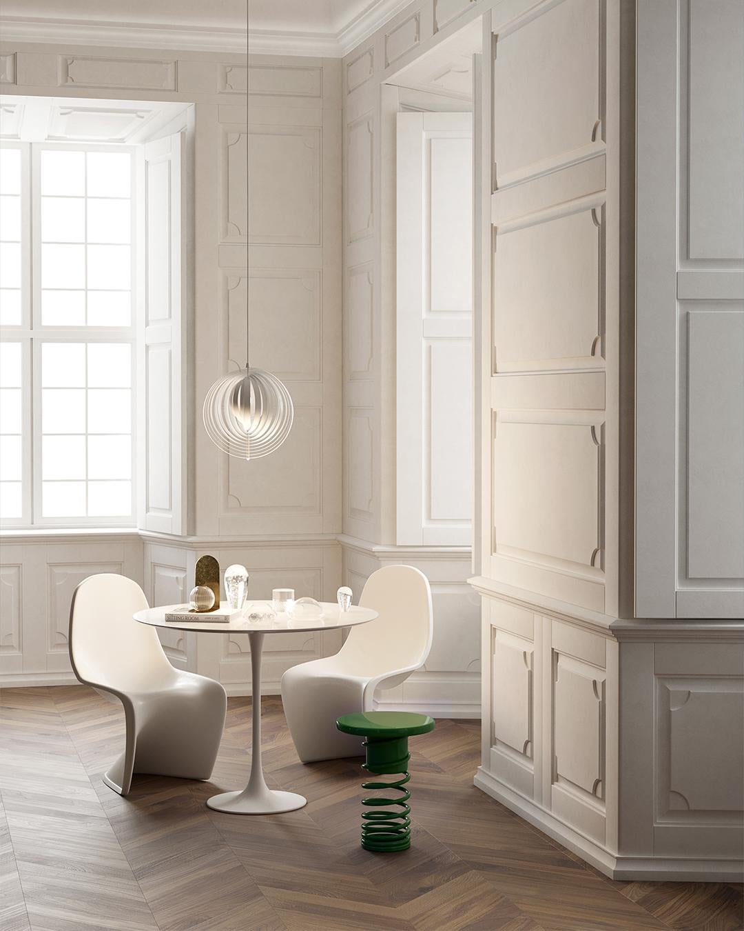 Twist, qui peut être utilisé dans tous les espaces grâce à ses options de couleurs frappantes, combine les fonctions d'une table d'appoint et d'un tabouret, tout en apportant votre propre équilibre dans l'utilisation des tabourets avec le mouvement